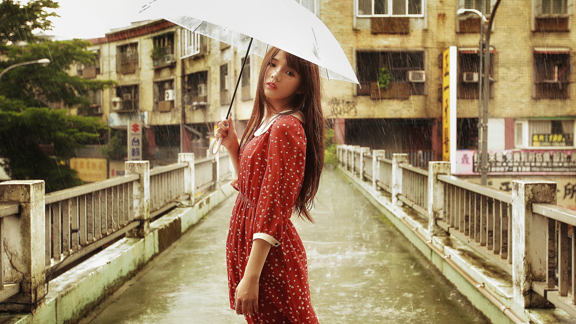 雨天红裙女孩，撑伞漫步桥间，绝美壁纸免费下载
