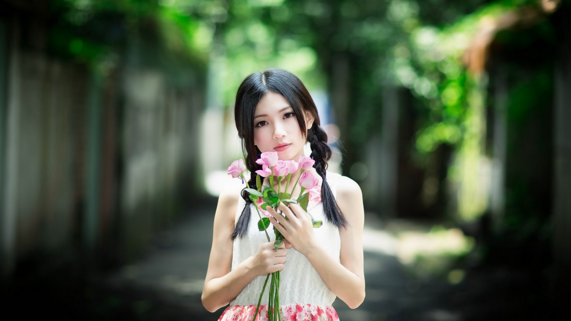 夏日双马尾美女，裙舞花间，清新壁纸免费下载