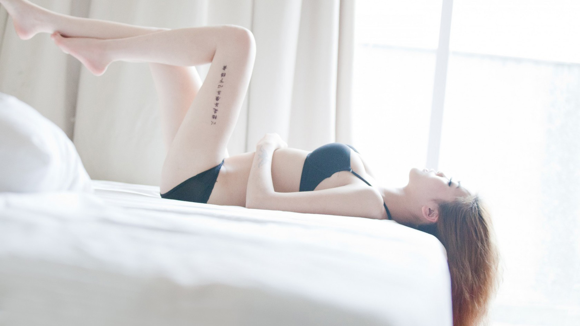 女孩美白床景桌面壁纸，美女电脑壁纸免费下载