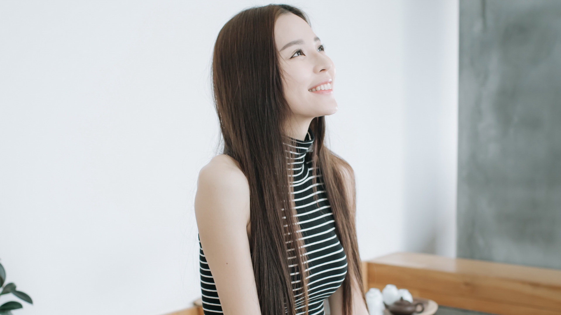 纯美微笑温心(Swan)，高清美女桌面壁纸，免费下载！