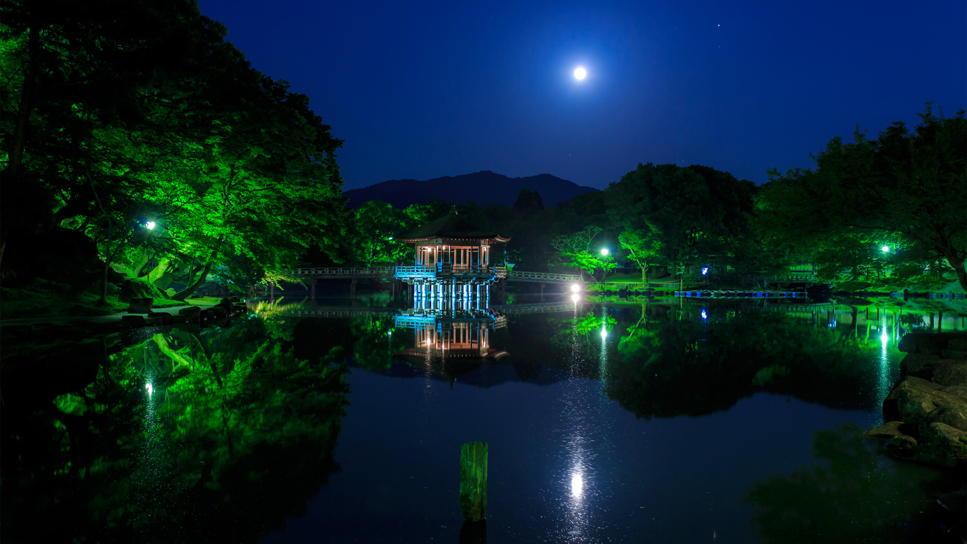 日本公园月夜美景，树林、池塘、亭子桌面壁纸，免费下载！