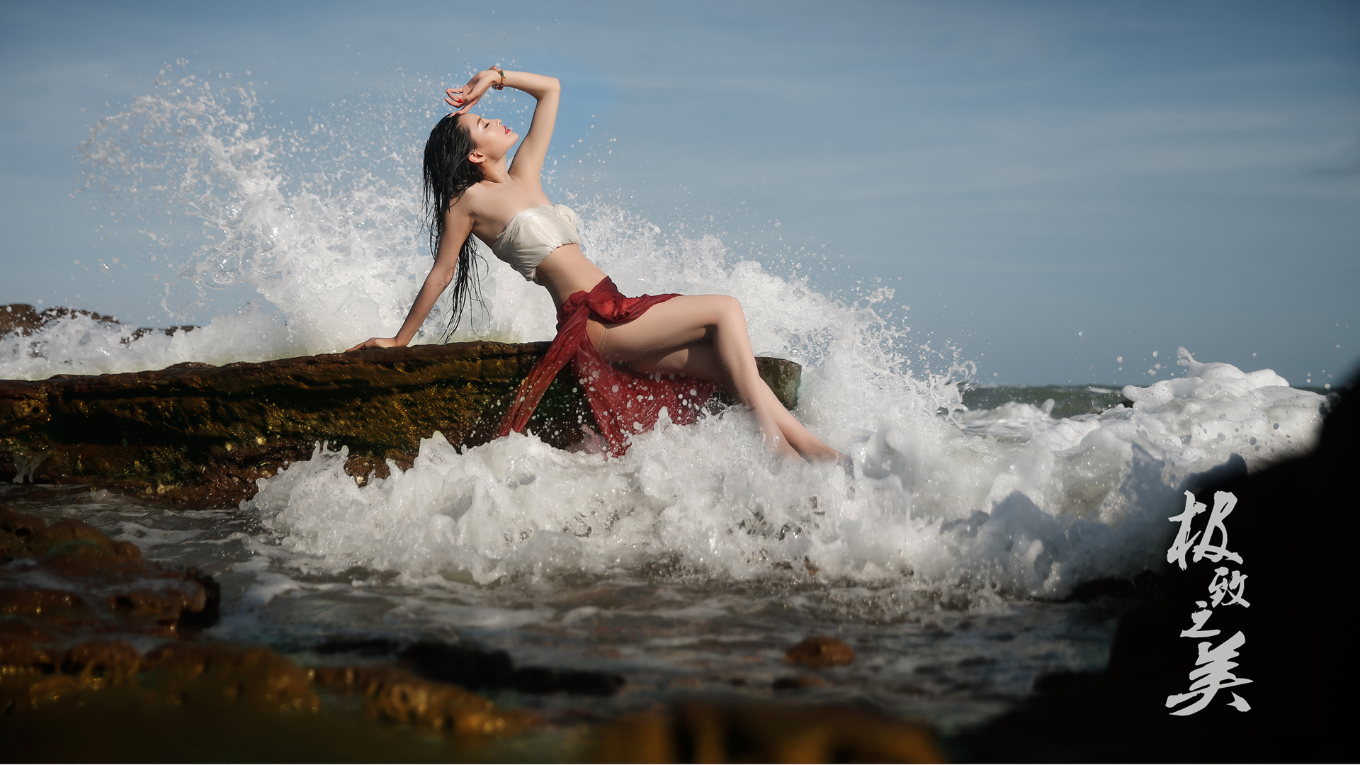 海边摄影，美女，敏敏，海浪，岩石，美女壁纸