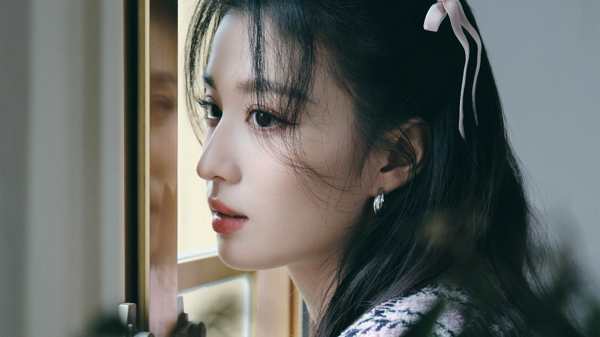 王楚然绝美侧颜壁纸，高清美女电脑壁纸免费下载