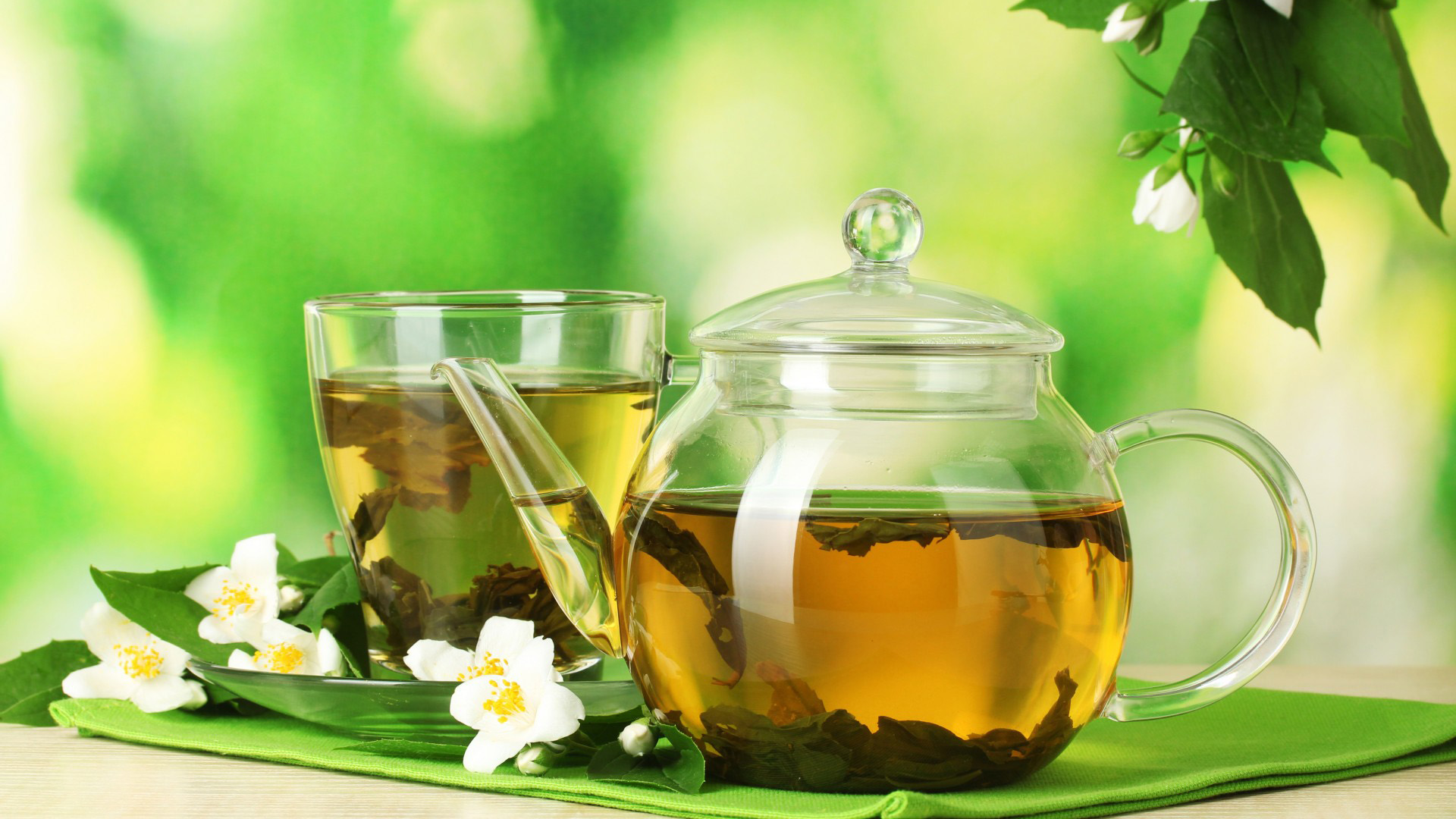 茶壶茶杯茶碟雅趣，绿色心情桌面壁纸免费下载，畅享清新视界！