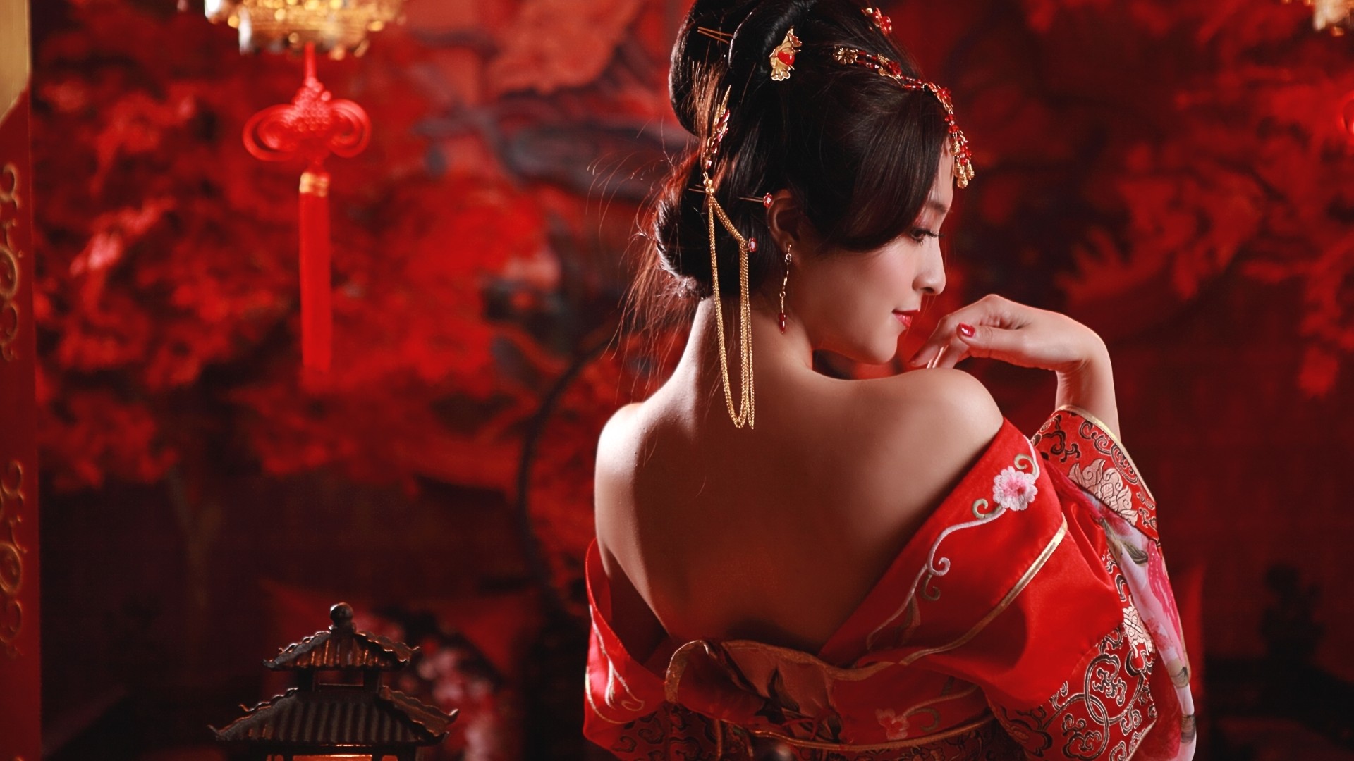 古风美女电脑壁纸精选，红色古装裙子与中国结，免费下载