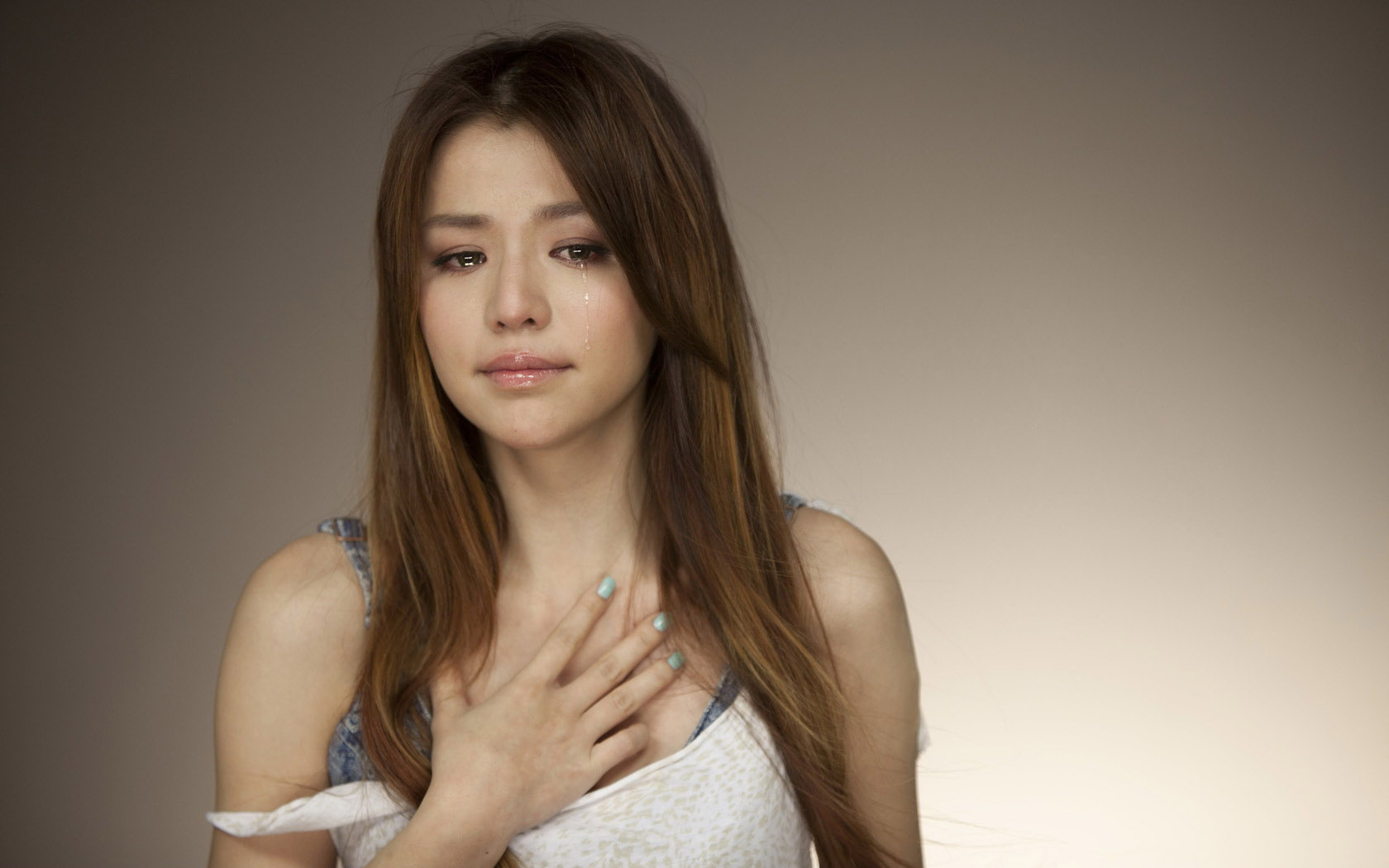 美女哭泣桌面壁纸，免费高清图片下载