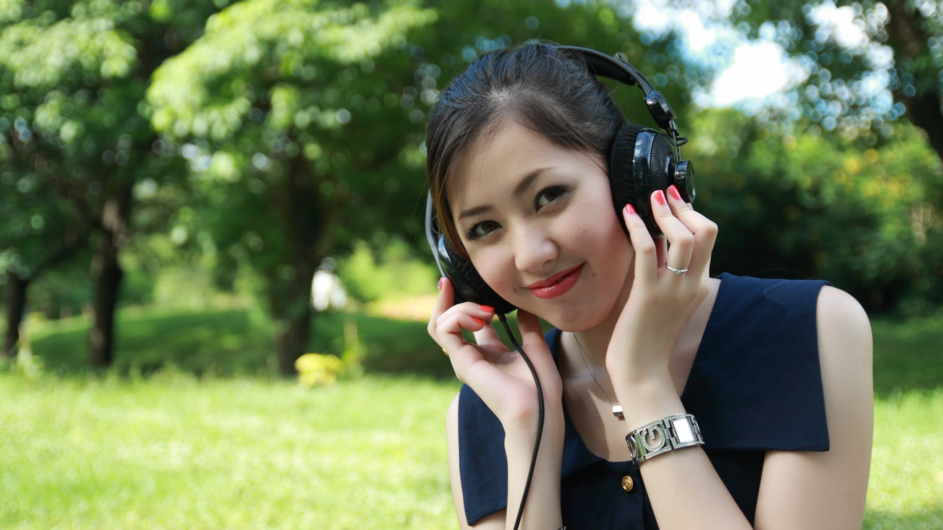 漂亮美女 绿色树林 耳机 桌面壁纸