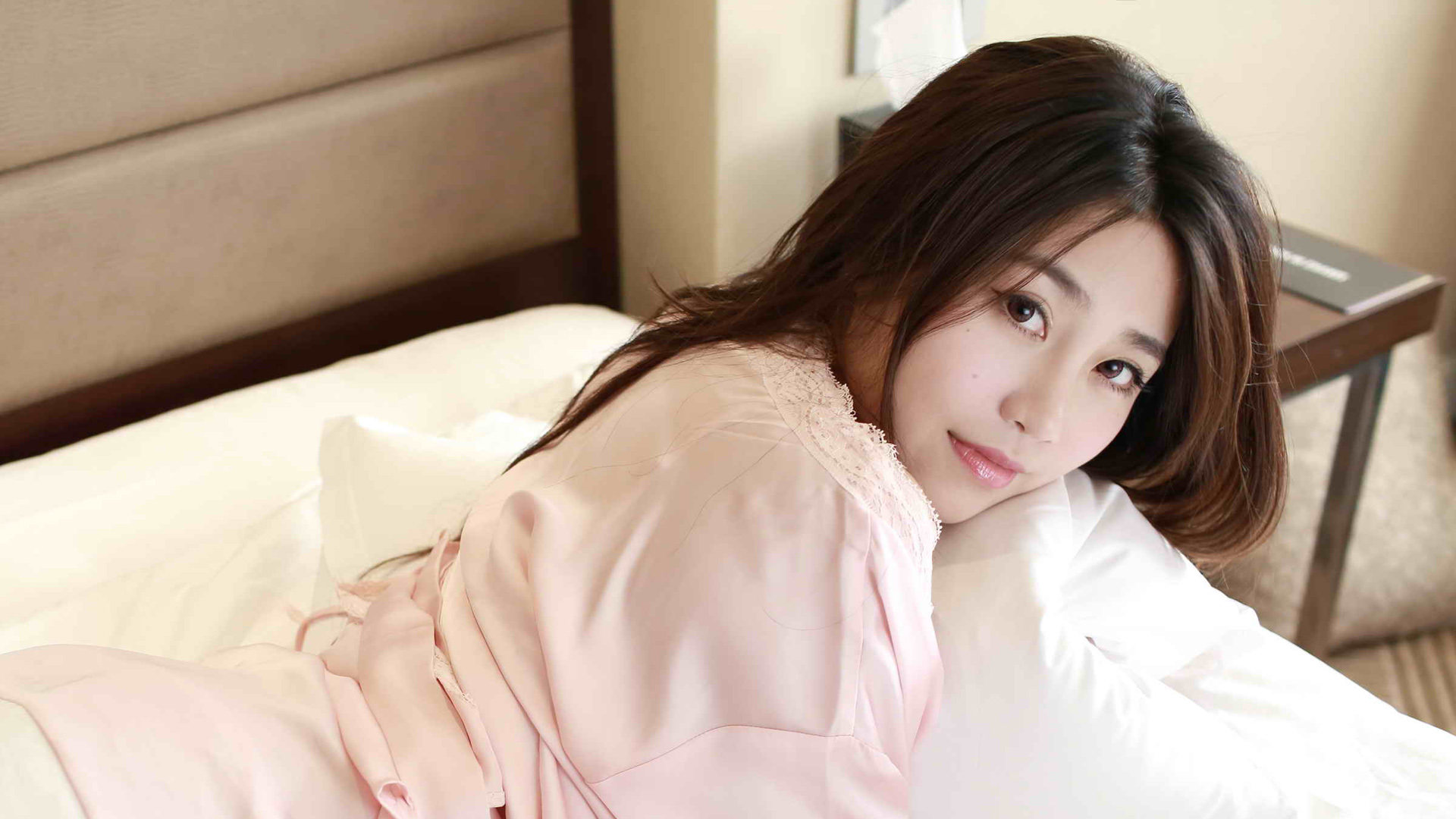 许诺Sabrina居家写真粉色睡衣桌面壁纸