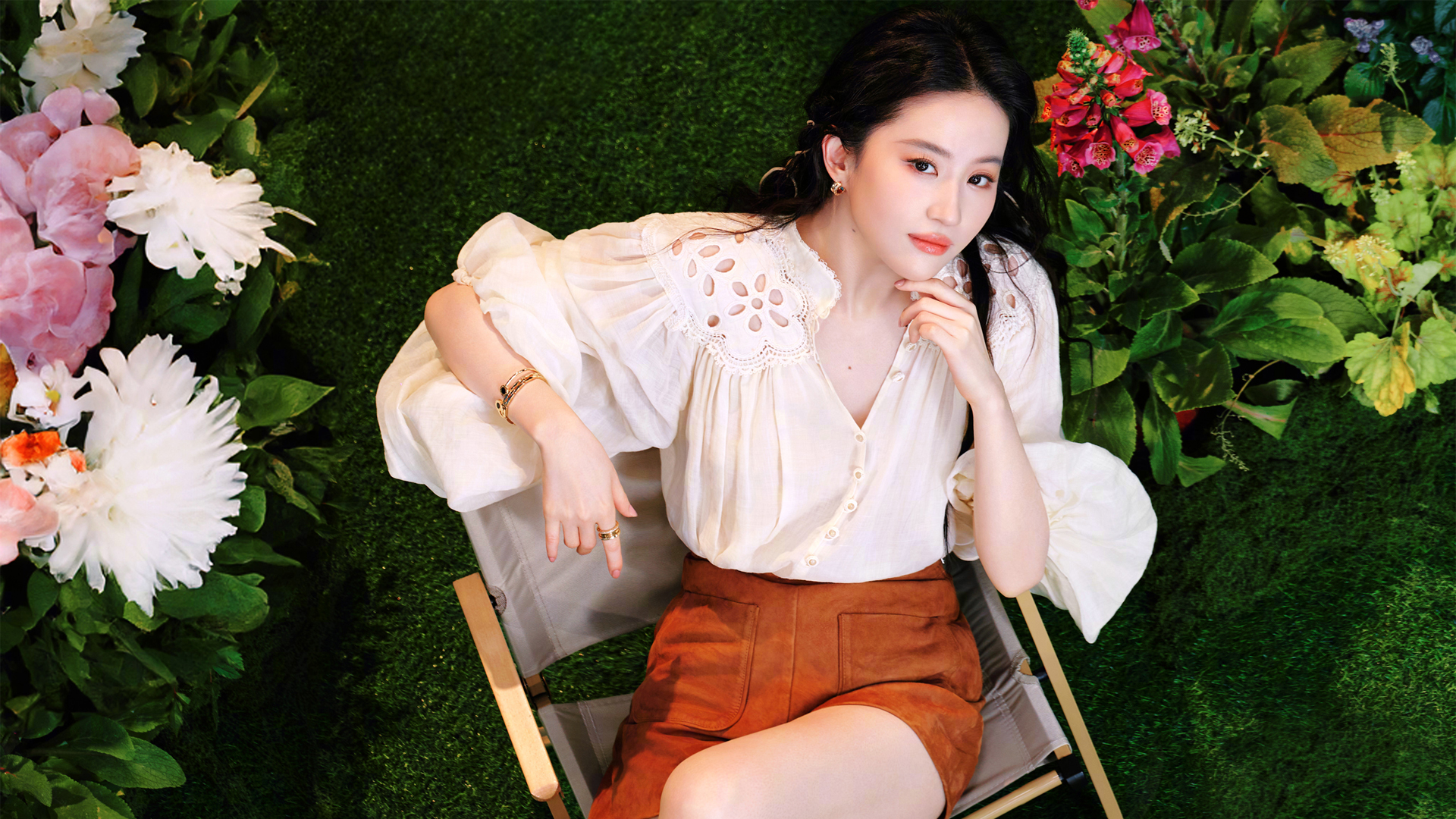 刘亦菲美女与鲜花绿植高清电脑壁纸，免费下载