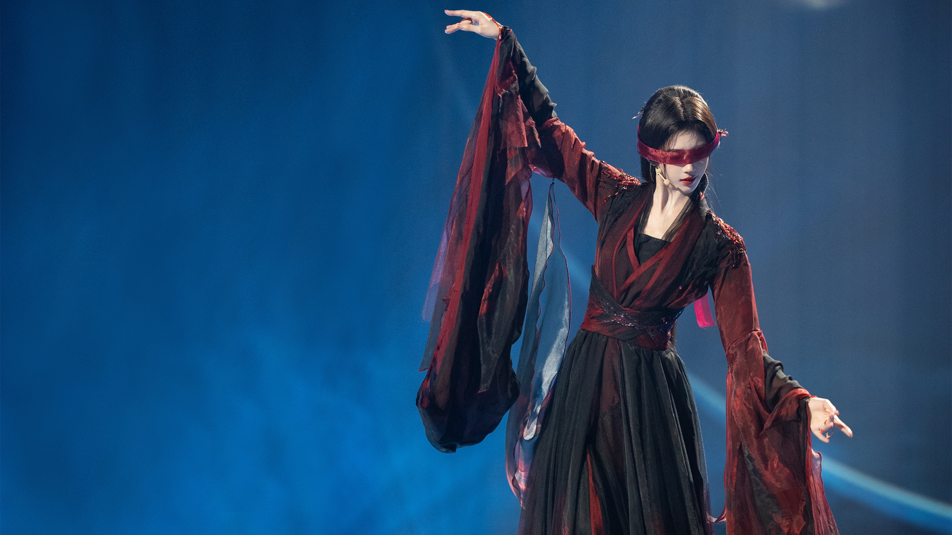 免费下载鞠婧祎《落》主题蒙眼美女高清电脑壁纸