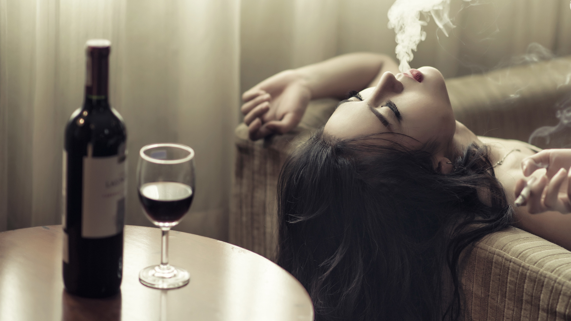 美女优雅时刻，沙发上的吸烟时光，葡萄酒相伴，心情悠然 - 免费高清桌面壁纸下载