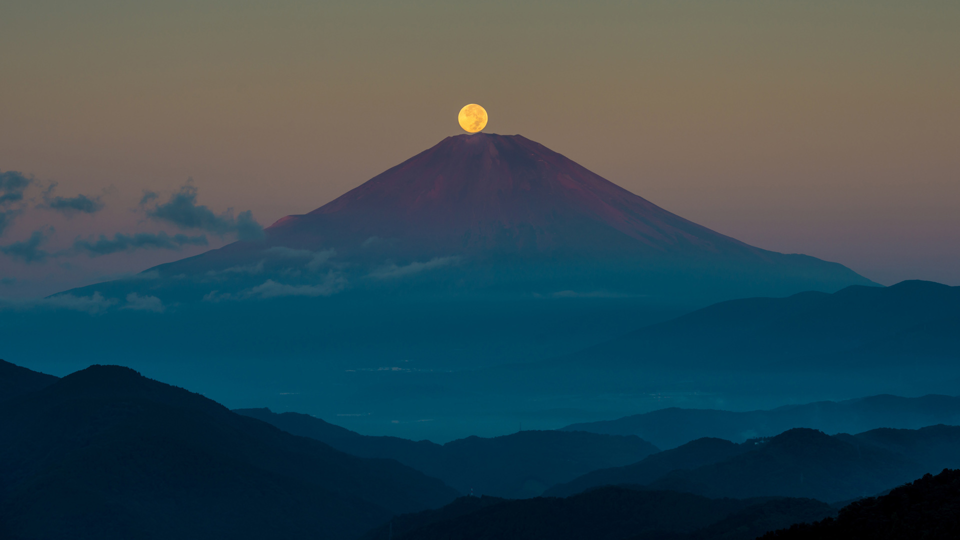 日本本州岛，火山与月亮共绘的自然美景，免费风景桌面壁纸下载