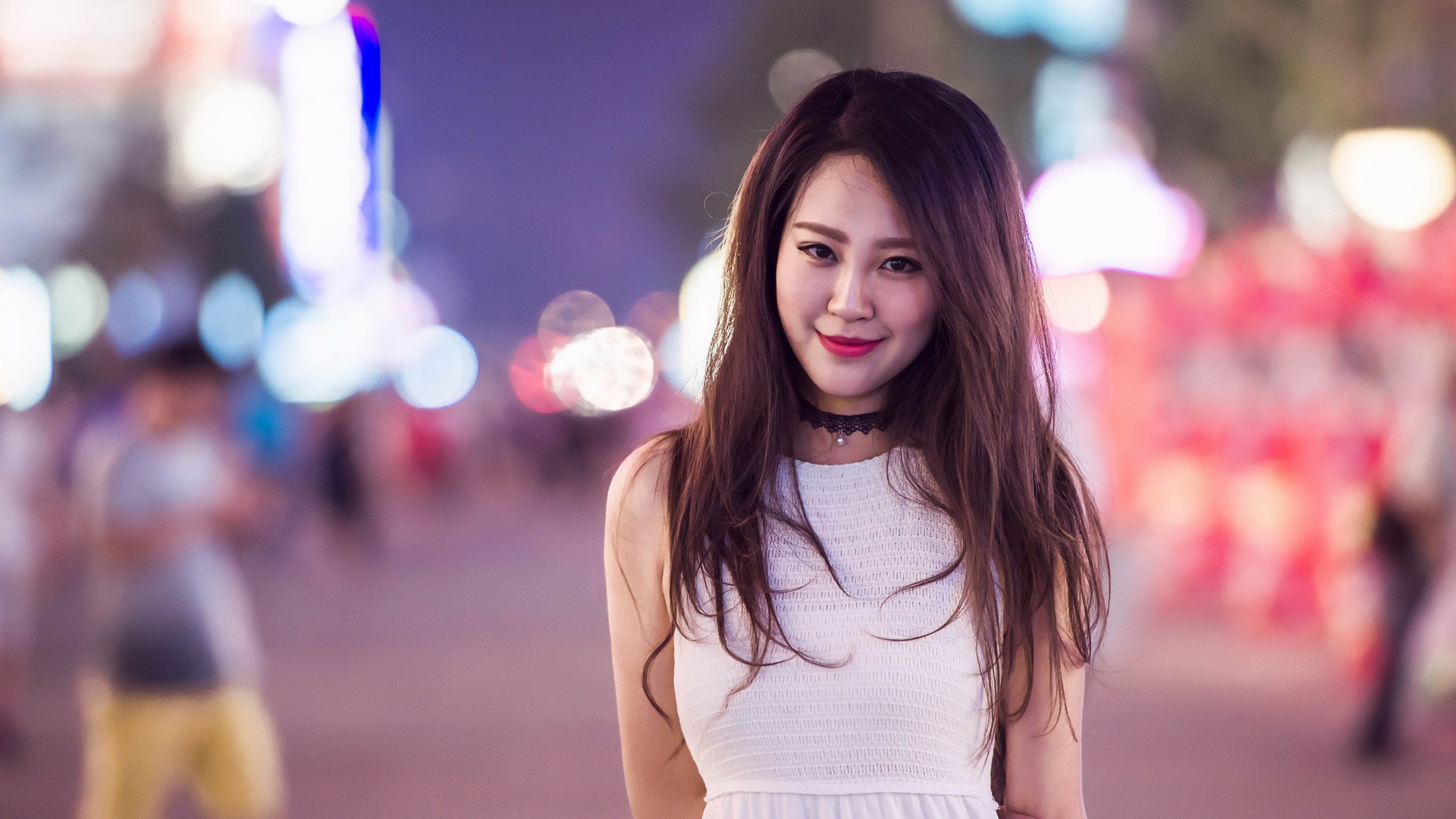 夜晚街头灯光璀璨，白衣美女优雅入画 - 免费高清桌面壁纸下载