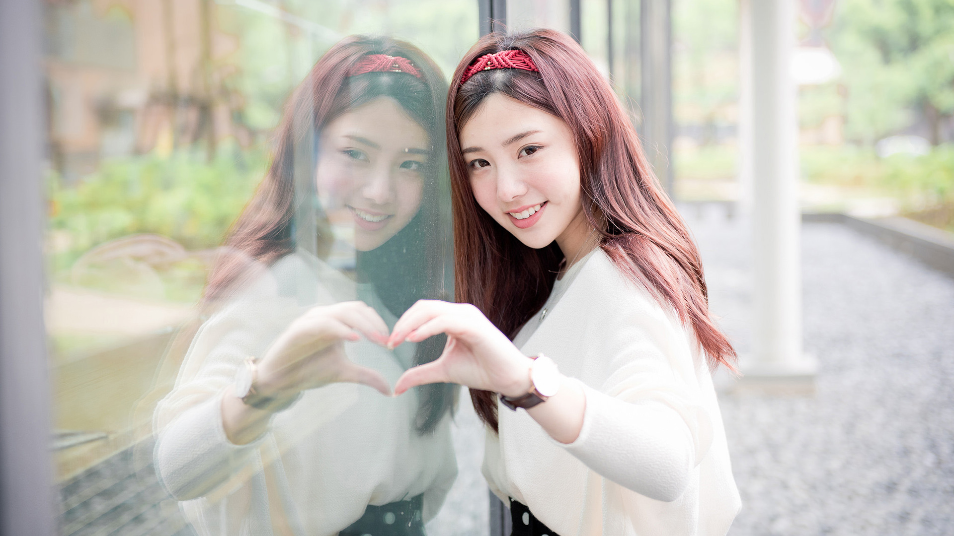 萨琳清纯气质美女，养眼壁纸免费下载，电脑桌面美化新选择