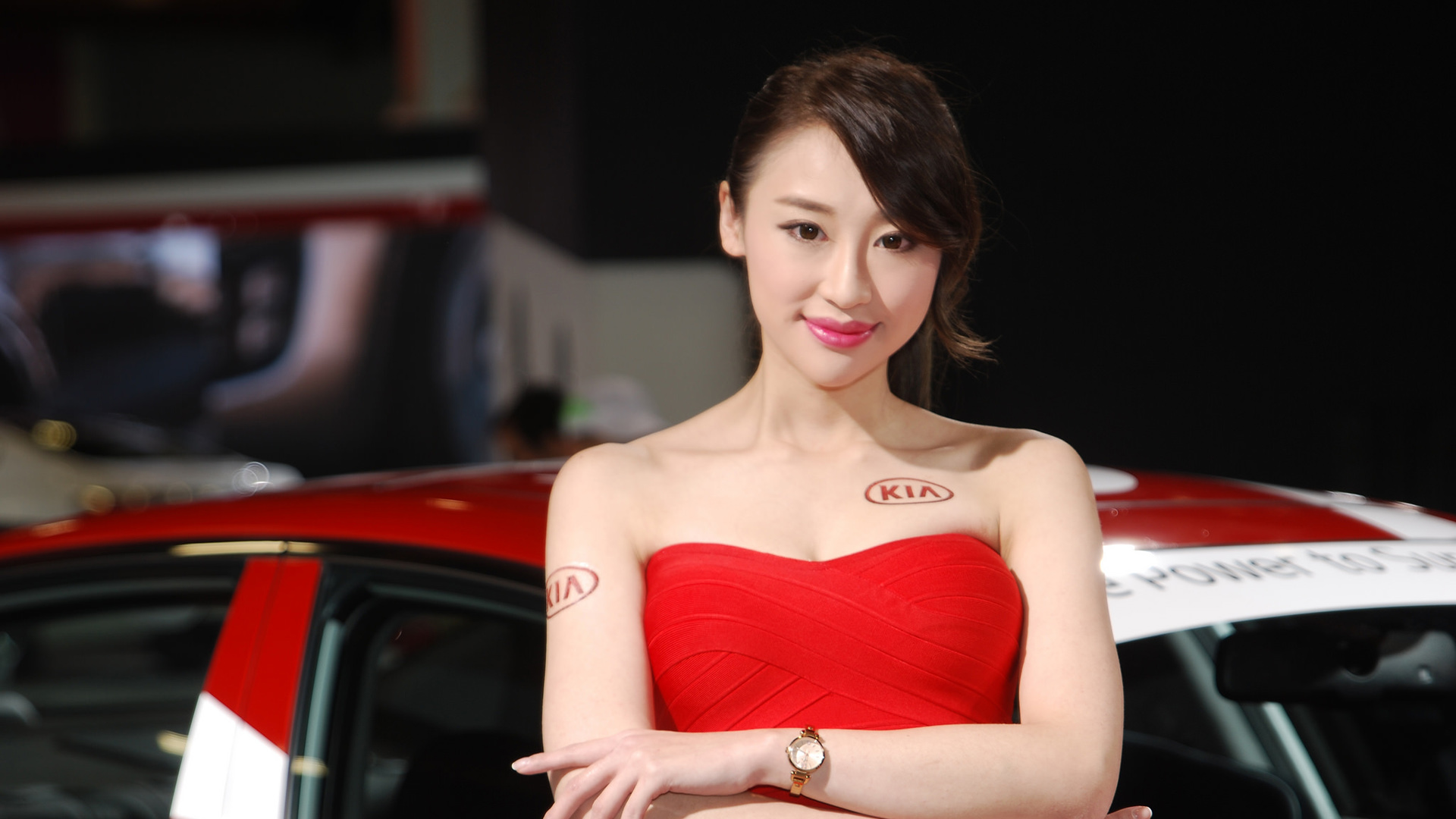 红色礼服车模美女高清桌面壁纸，免费下载，装点你的电脑屏幕