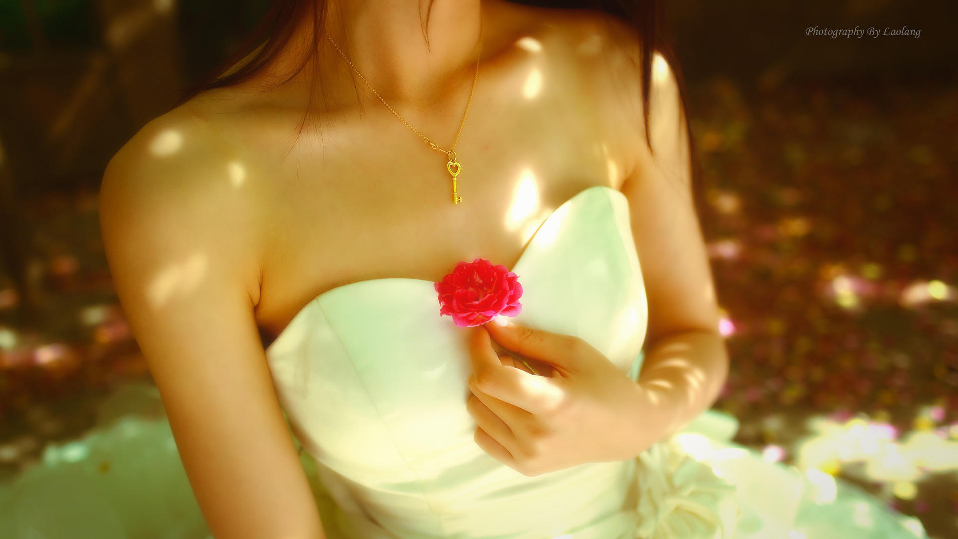 唯美新娘婚纱壁纸，待嫁美女佩戴花朵项链，免费下载高清电脑壁纸