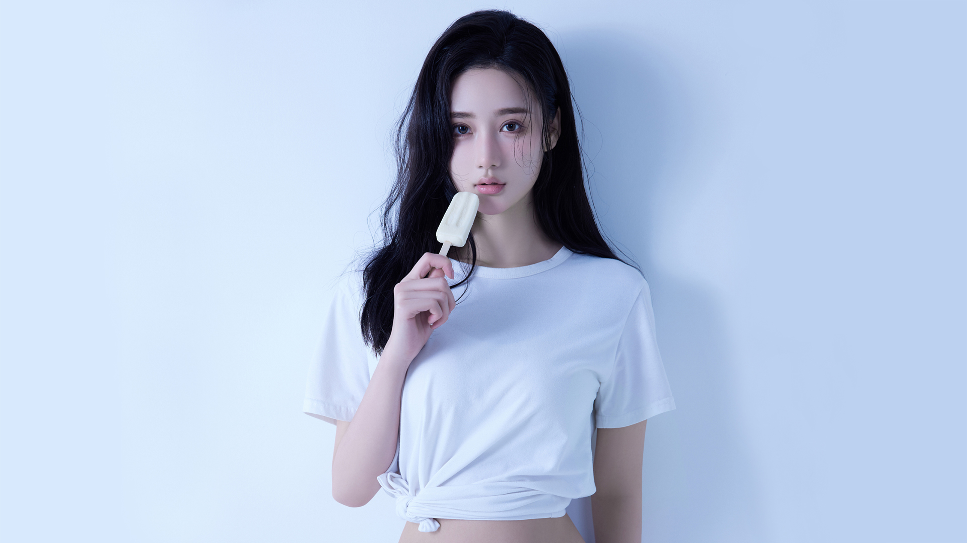 美女长发白衣高清雪糕桌面壁纸 - 免费电脑壁纸下载