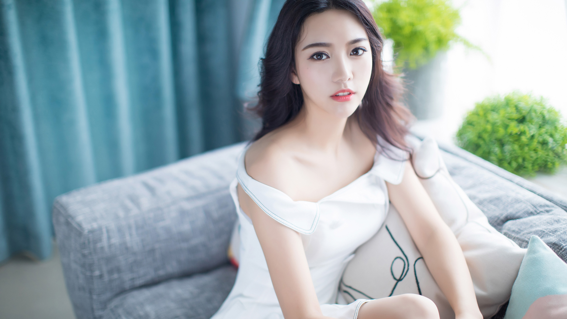 嫣儿白色裙子美女壁纸，免费高清电脑壁纸下载