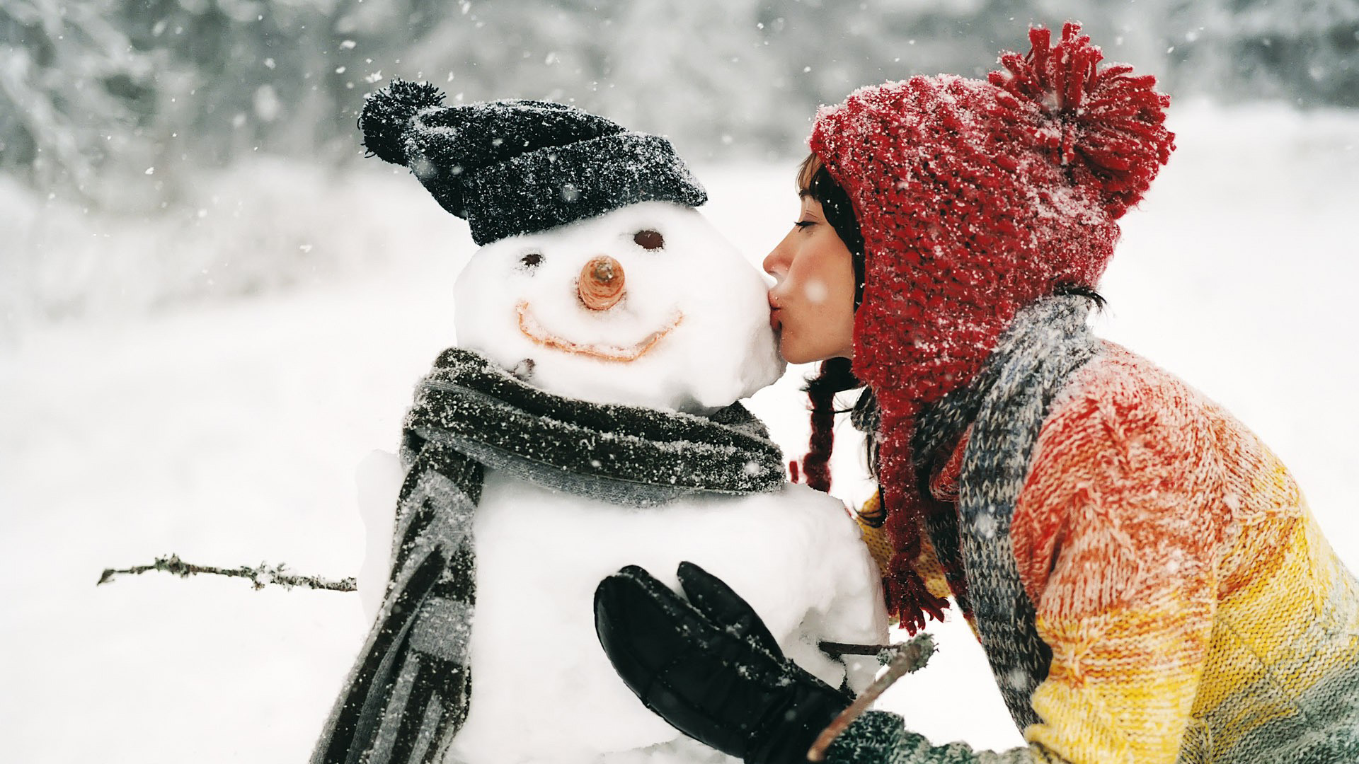 女孩亲吻雪人，温馨圣诞，可爱人物桌面壁纸免费下载