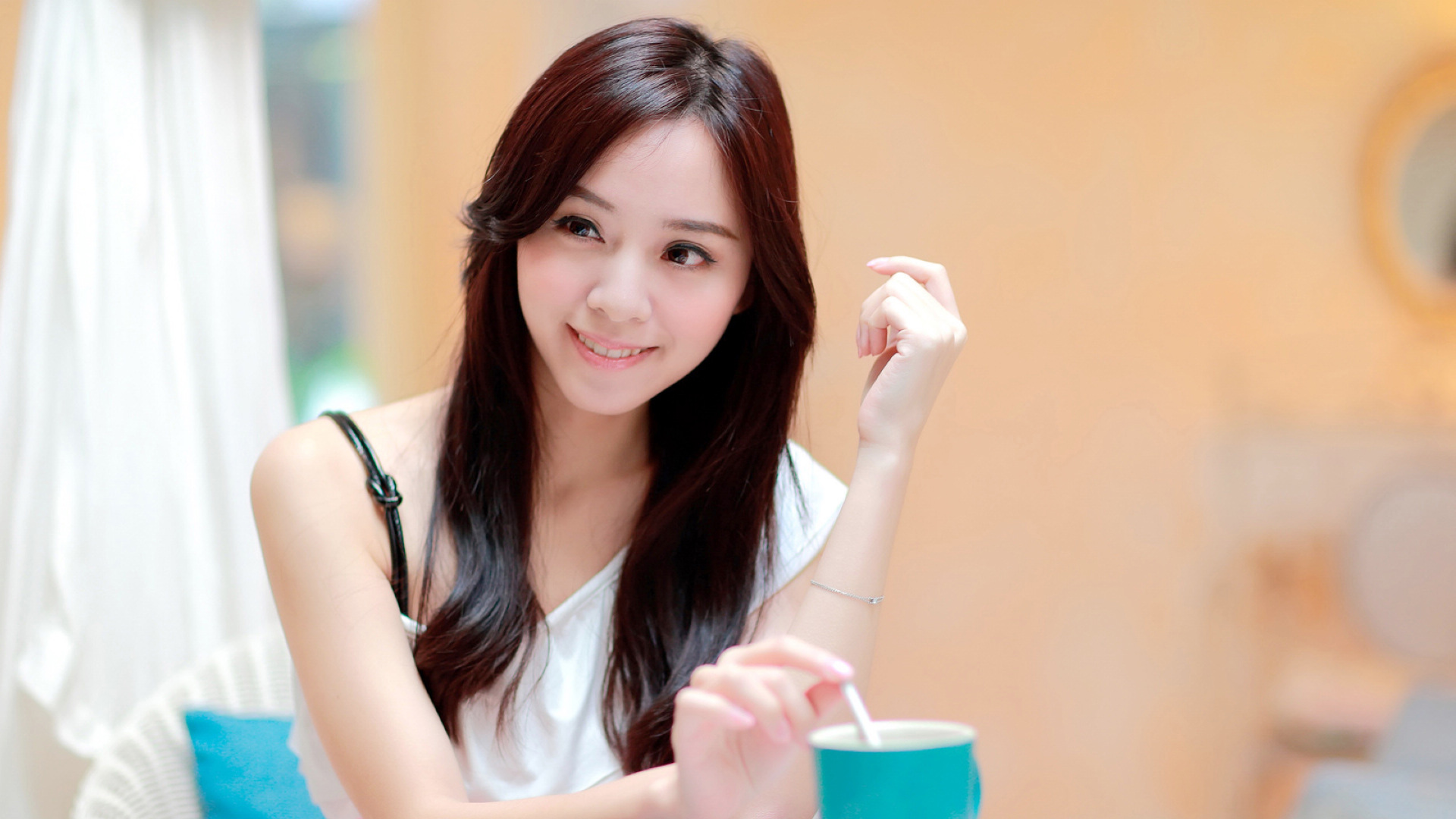 甜美邻家美女，粉色睡裙迷人，免费下载高清桌面壁纸，点亮美好心情！