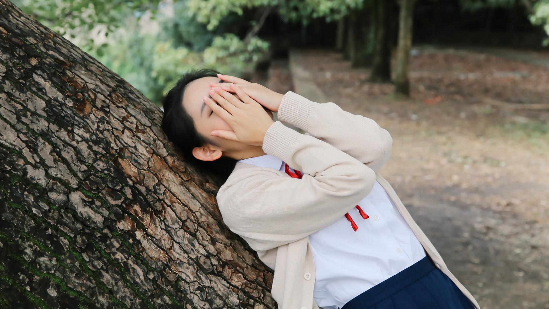 森系清纯美女遮脸桌面壁纸，免费电脑壁纸精选下载