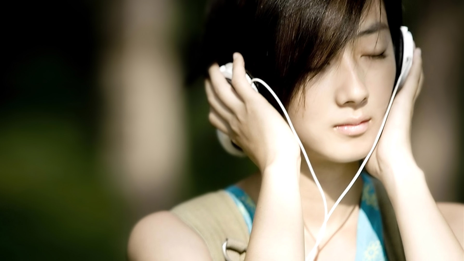 桂纶镁耳机美女壁纸，高清免费下载，装点你的电脑桌面