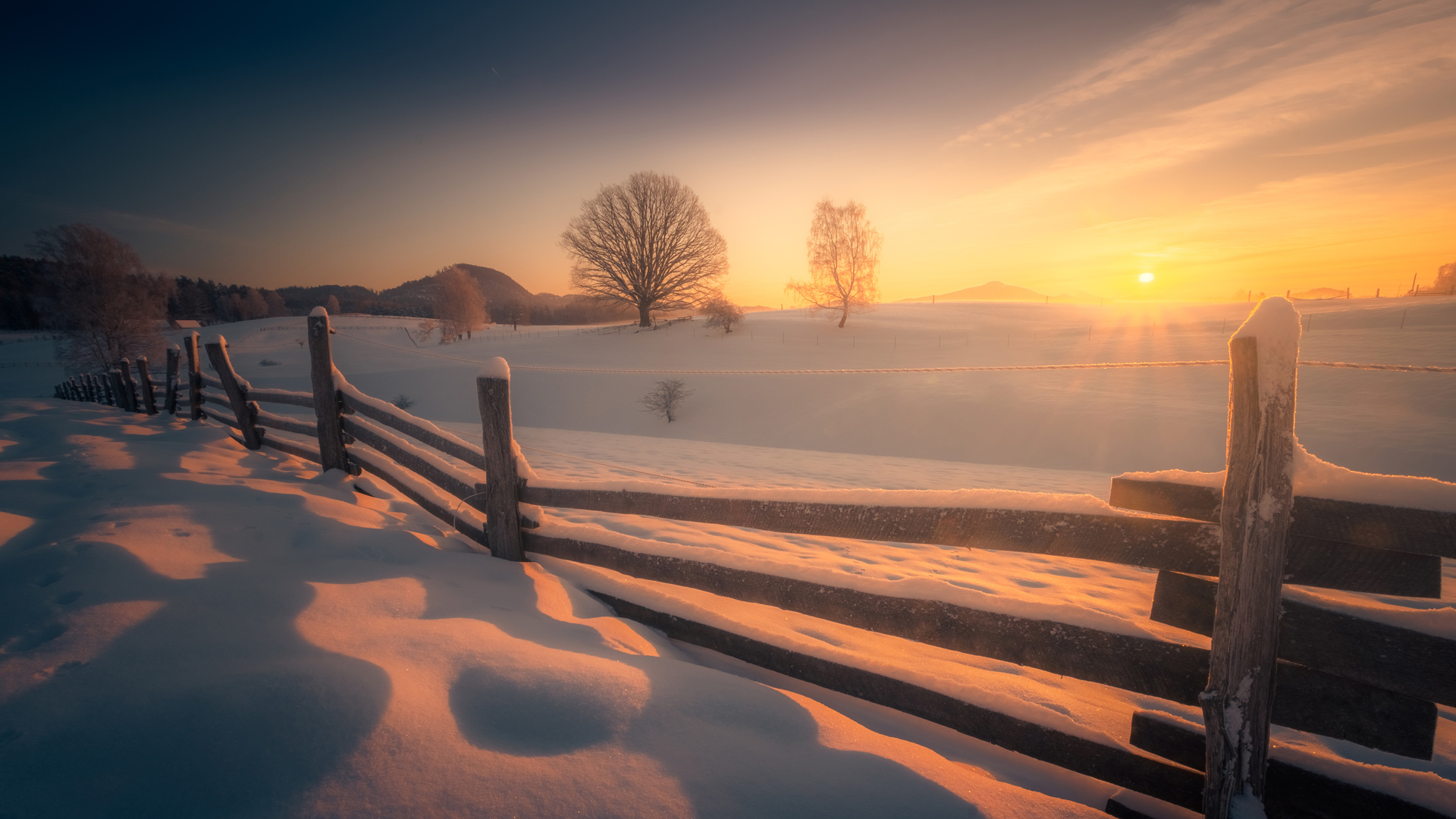 冬日雪景壁纸，雪地木栅栏映夕阳，自然美景电脑桌面免费下载