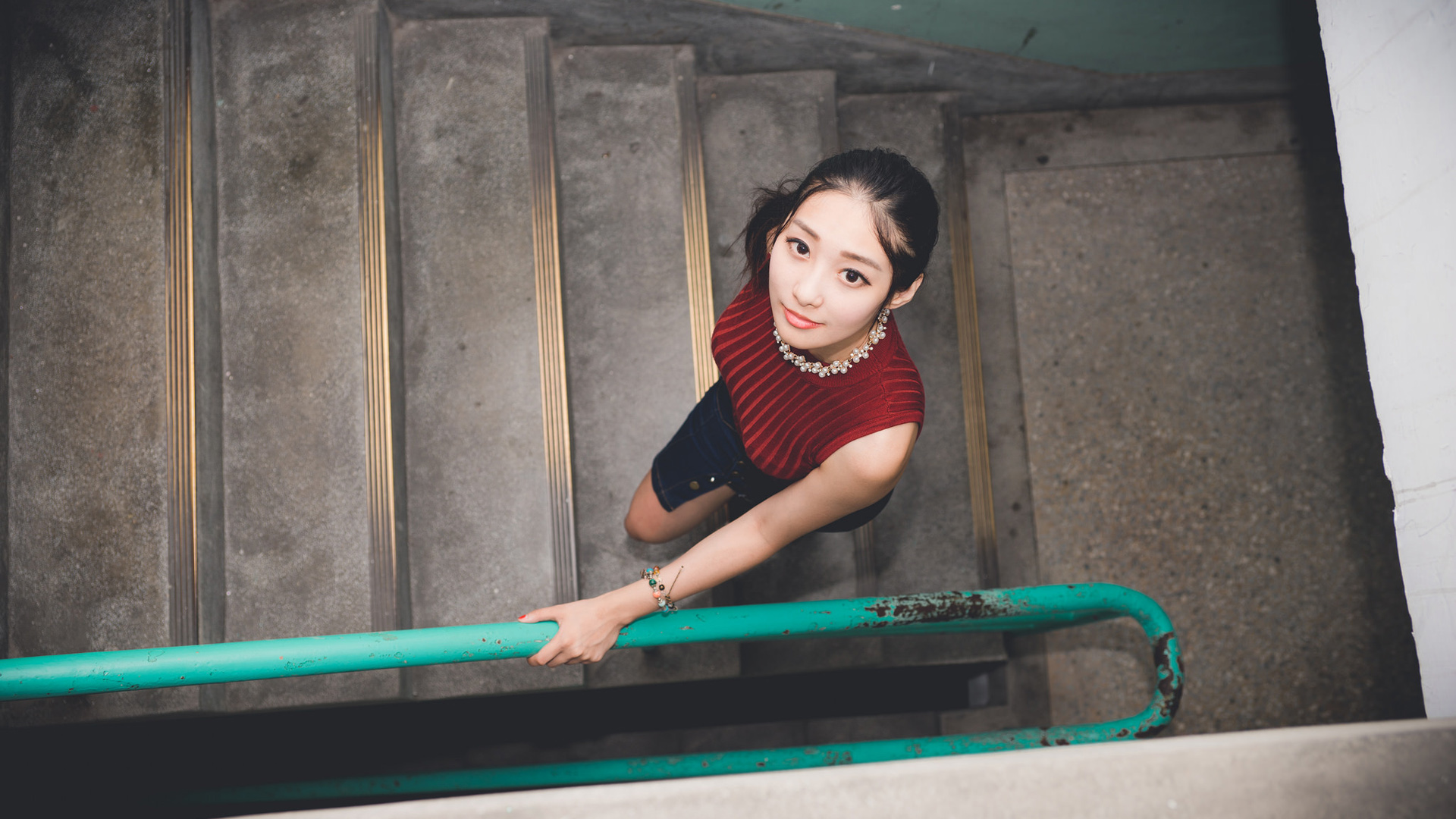 楼梯，扶手，阳光清纯美女吴小葵桌面壁纸