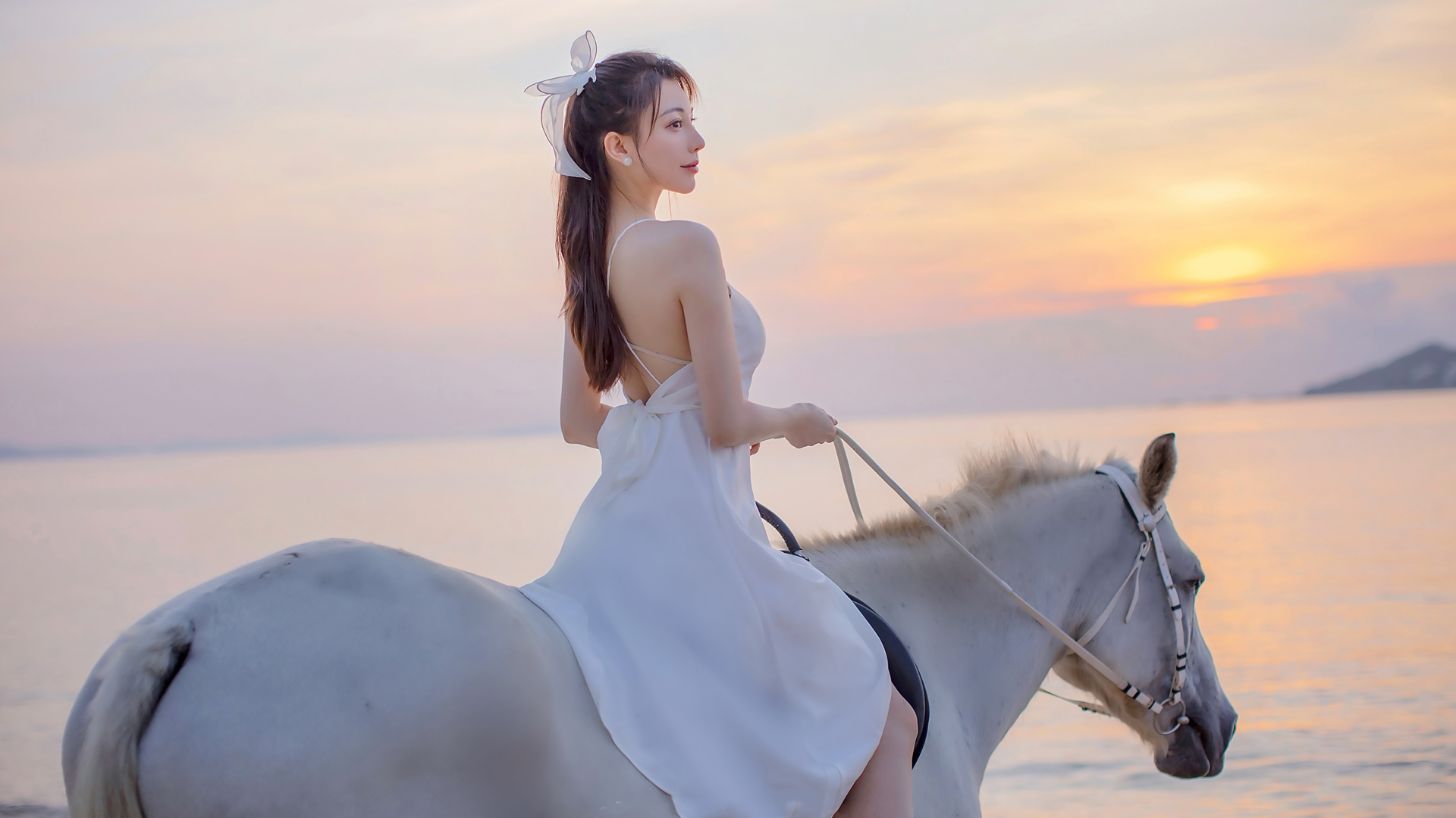 刘奕宁海边骑马倩影，夕阳下的美女壁纸，免费高清电脑壁纸下载