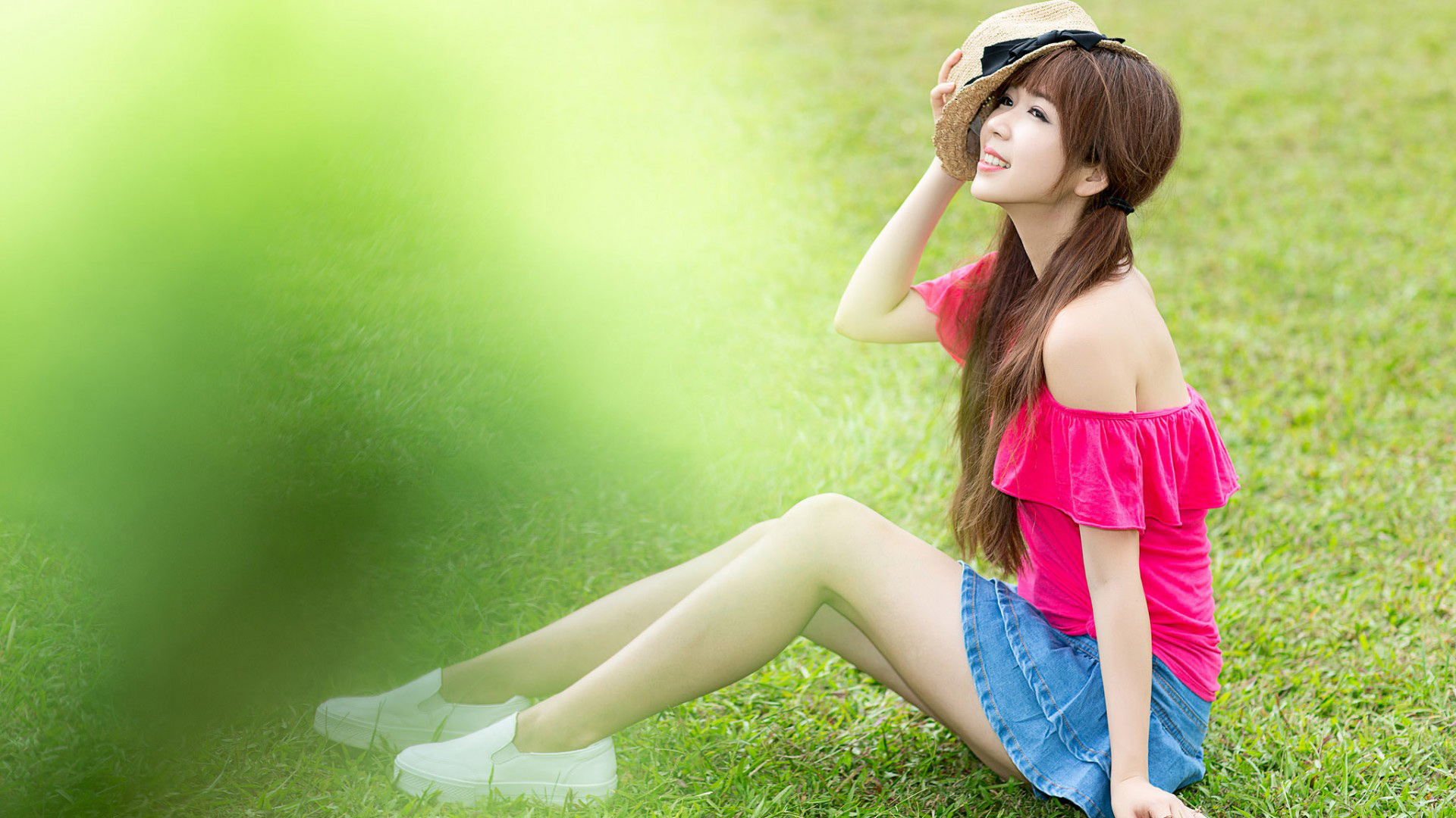花样少女夏日风情，绿色草地小清新美女壁纸，免费下载，青春可爱，自然之美
