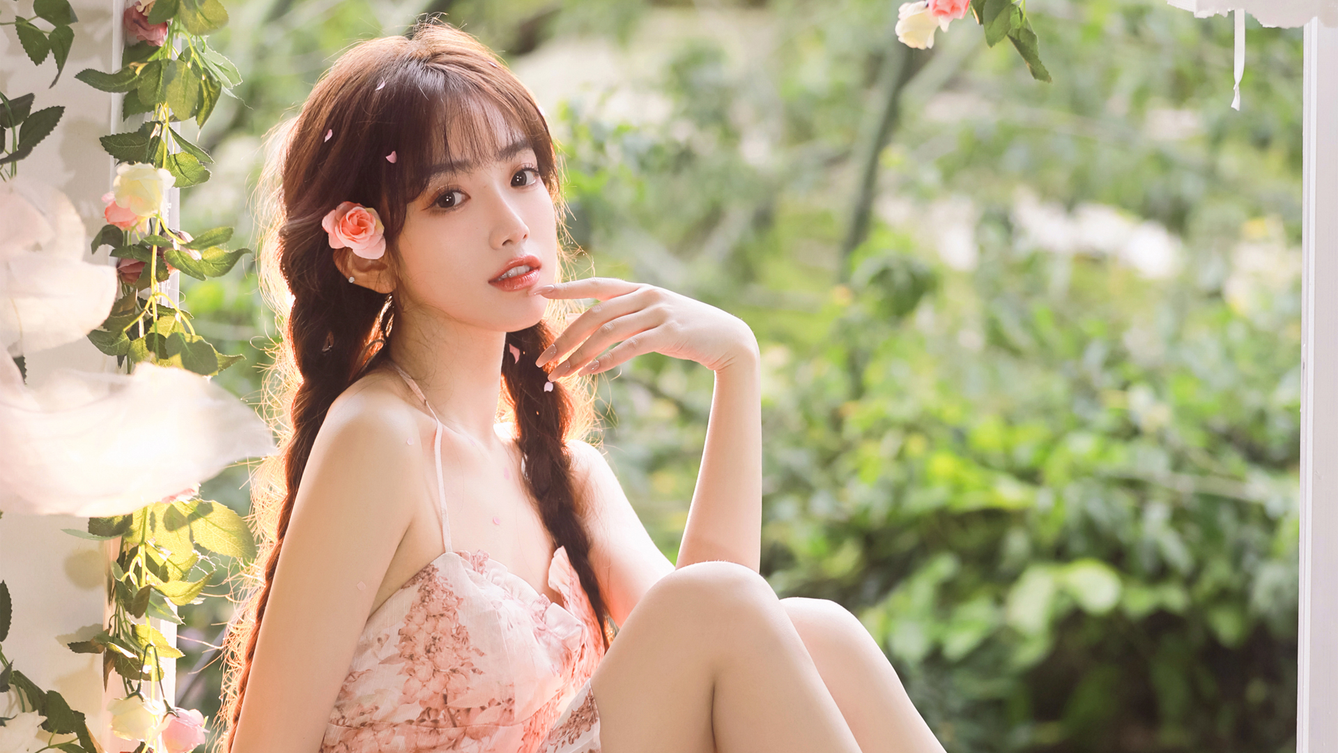 优雅双马尾美女，花园鲜花映倩影，养眼壁纸免费下载