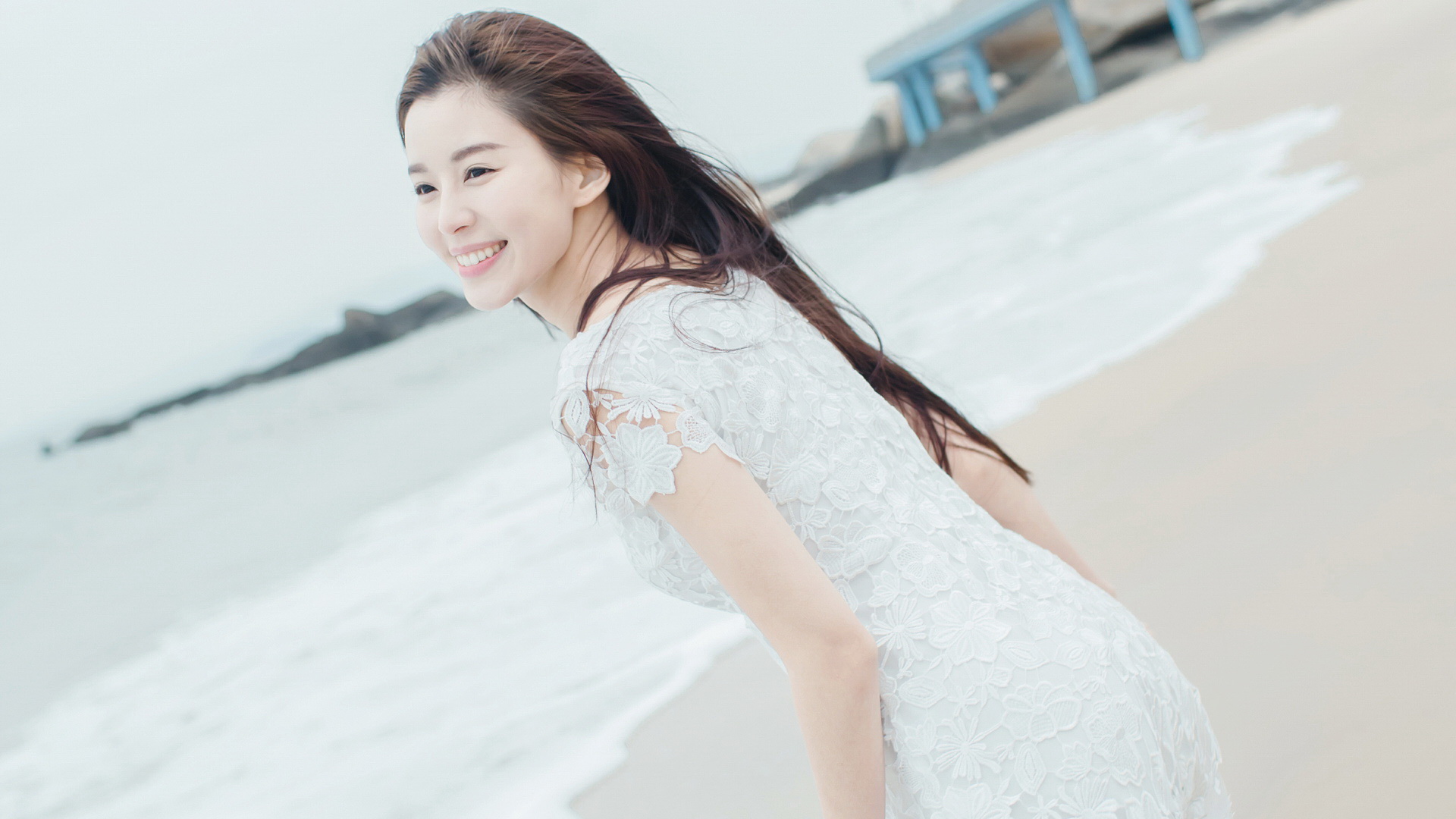 温心(Swan)海边甜美微笑，长发白裙美女桌面壁纸，免费下载