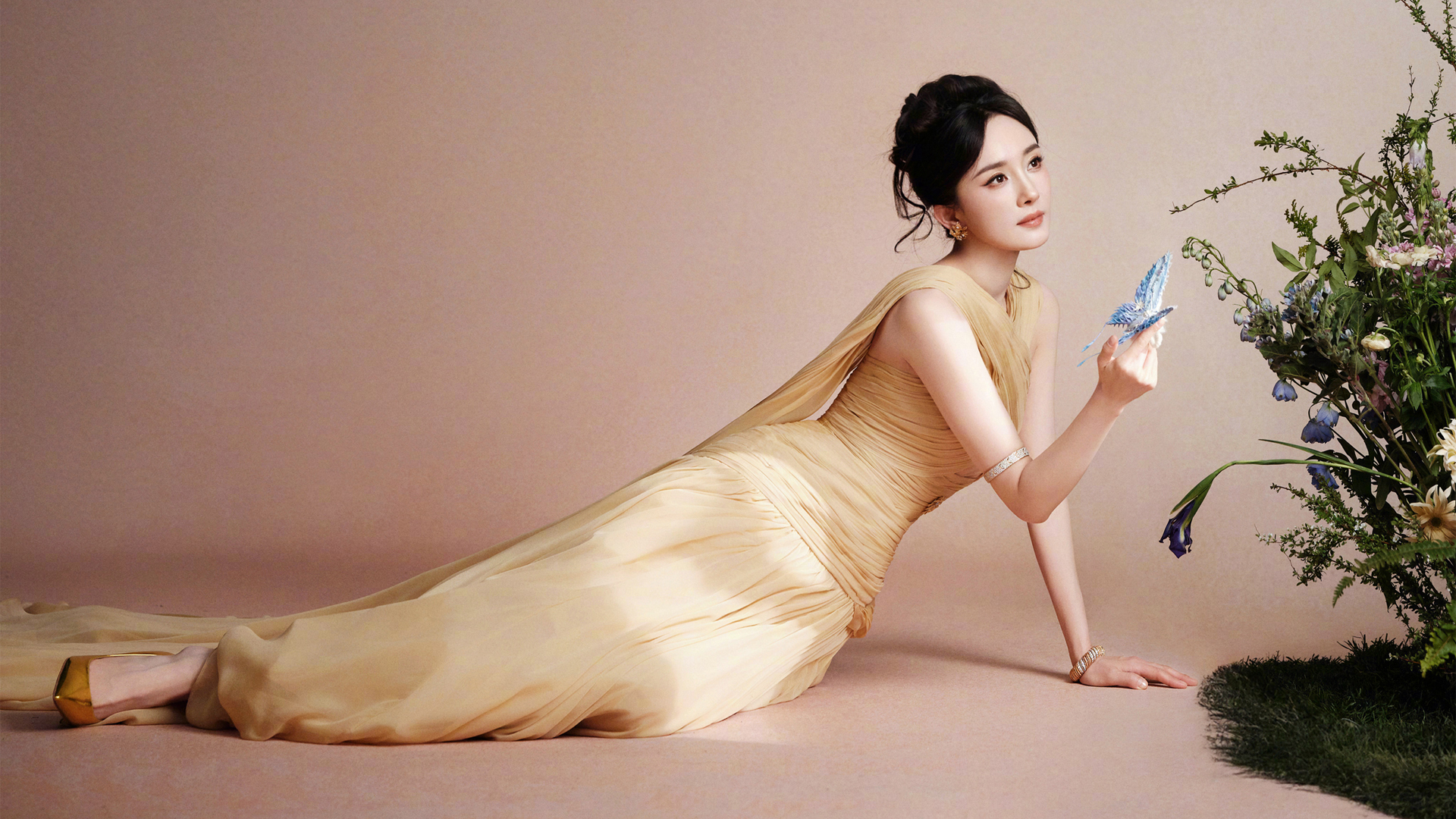 杨幂身着长裙配蝴蝶元素高清美女壁纸，免费电脑壁纸下载