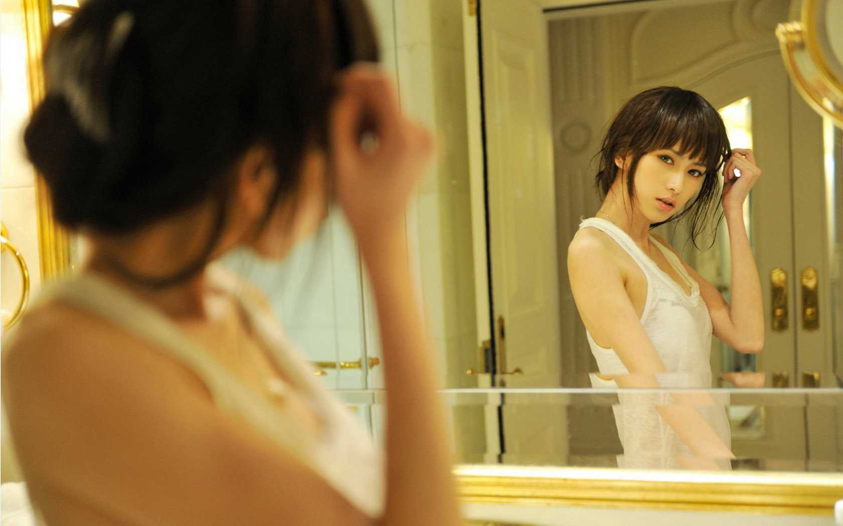 美女照镜子高清电脑壁纸，免费下载桌面背景新选择