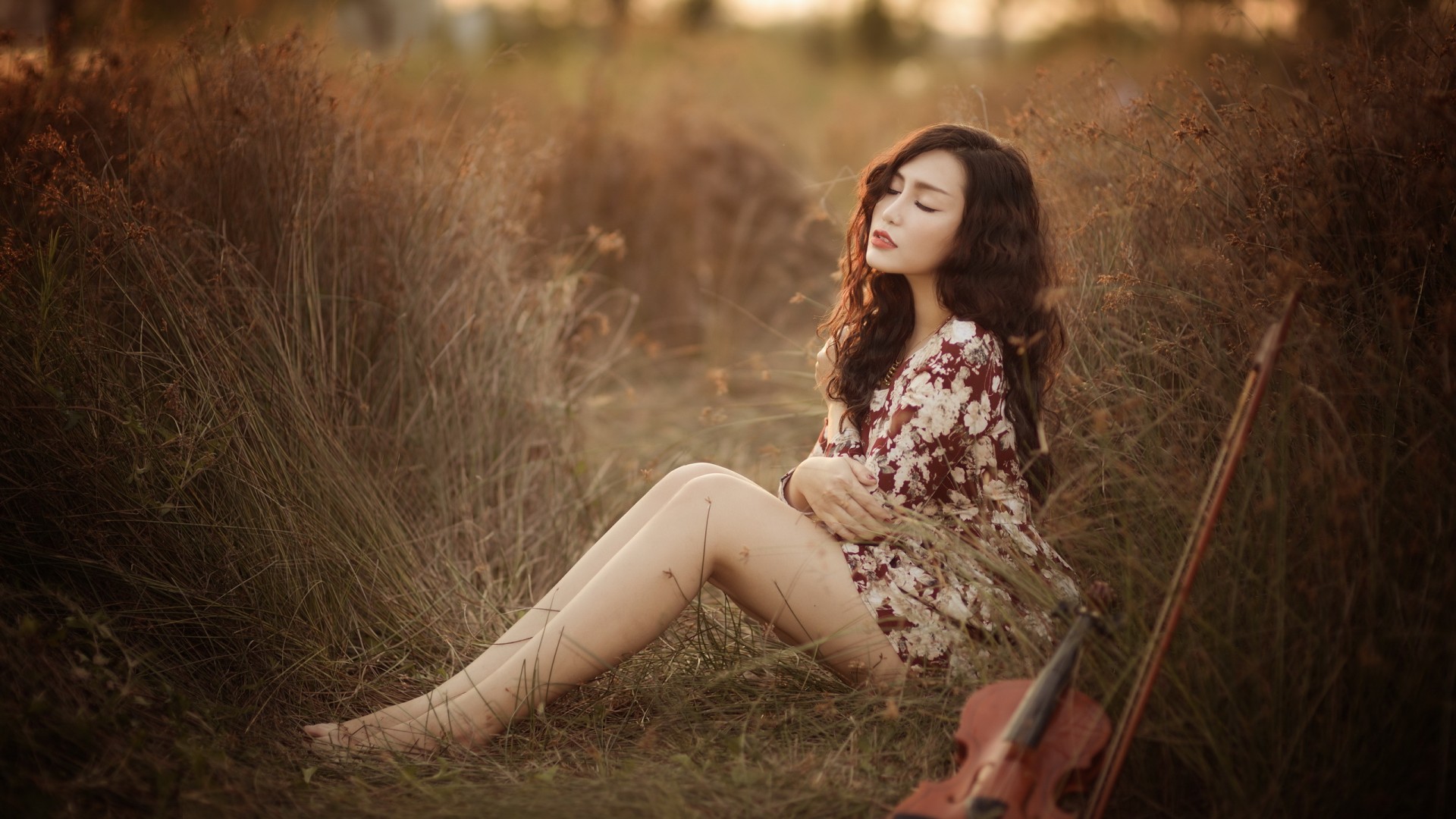 美女闭眼听夏曲，小提琴旋律悠扬，唯美音乐壁纸免费下载