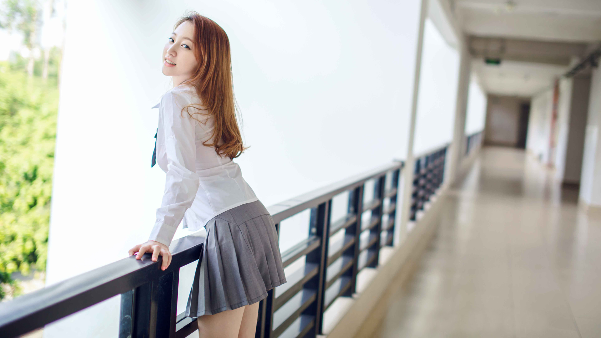 校园阳光下的清纯之美，免费校服美女桌面壁纸下载