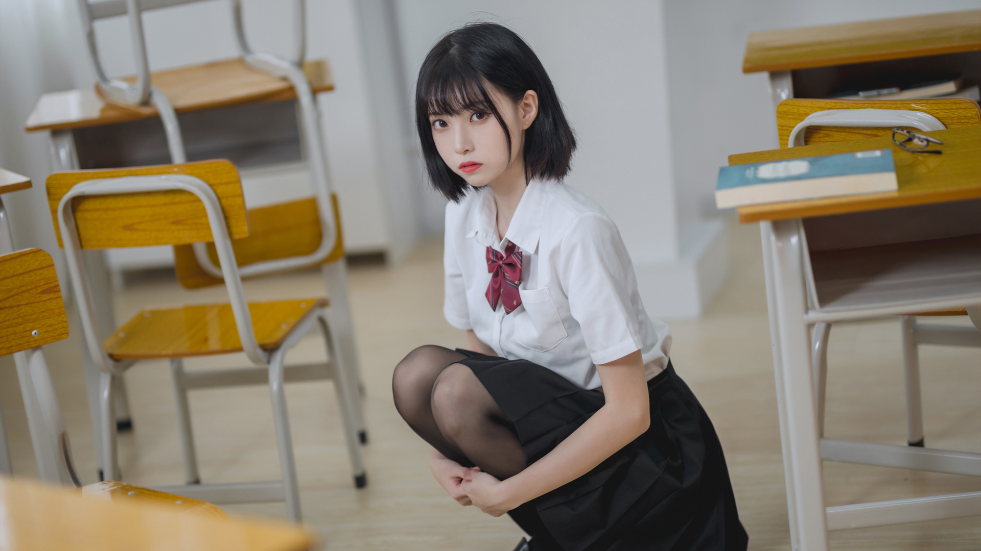 Cosplay短发美女，白衣黑裙，教室风情，高清壁纸免费下载