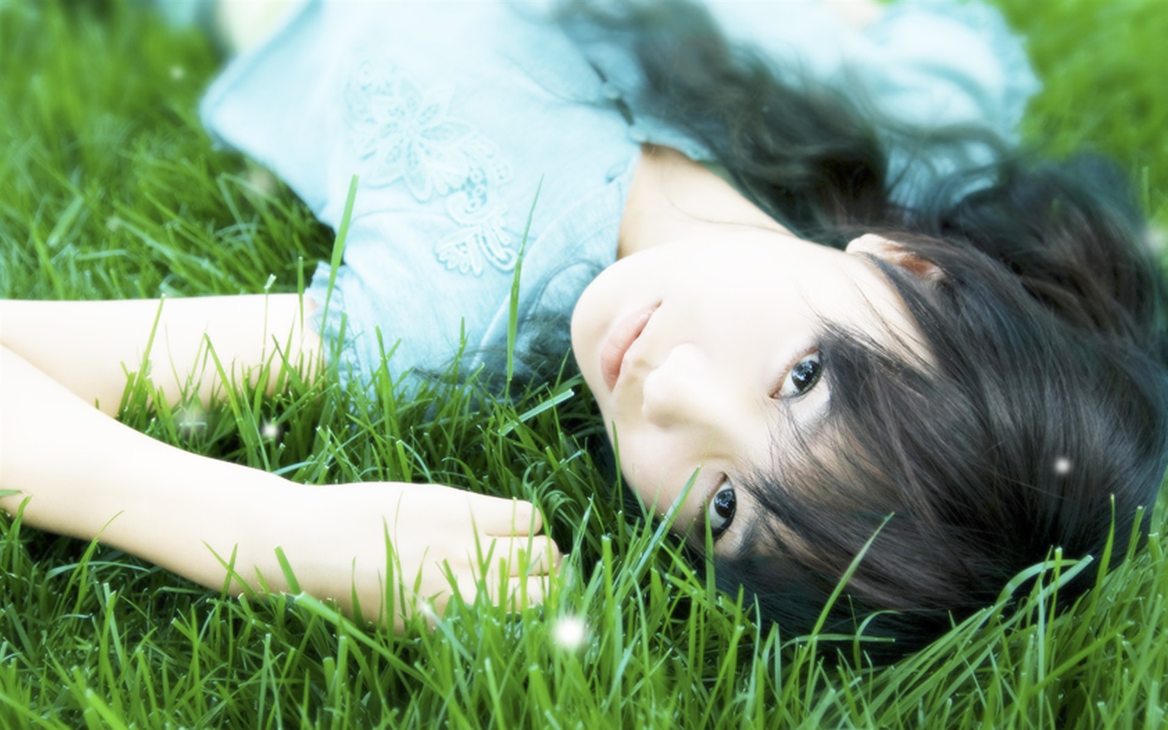 绿色草地美女桌面壁纸