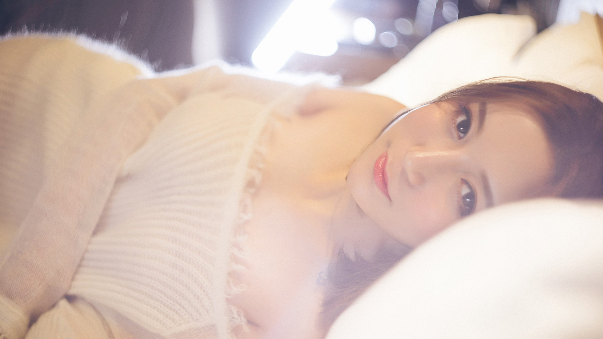 美女穿白色毛衣温馨床上壁纸，免费高清电脑桌面背景下载