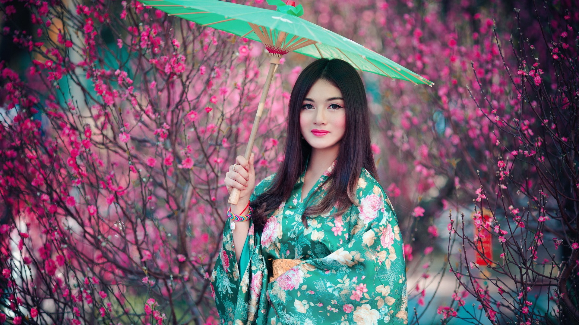 和服佳人执伞赏花，绝美风景壁纸，免费电脑壁纸下载