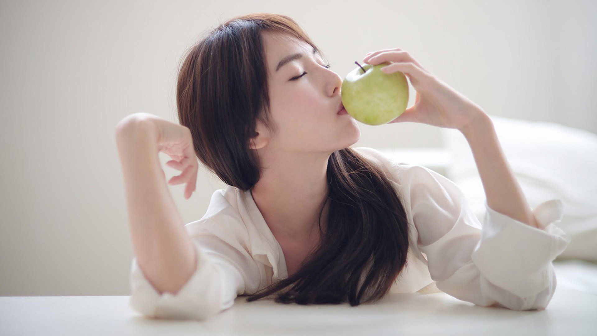 温馨的家居晨光，美女清晨亲吻苹果，精选美女桌面壁纸免费下载