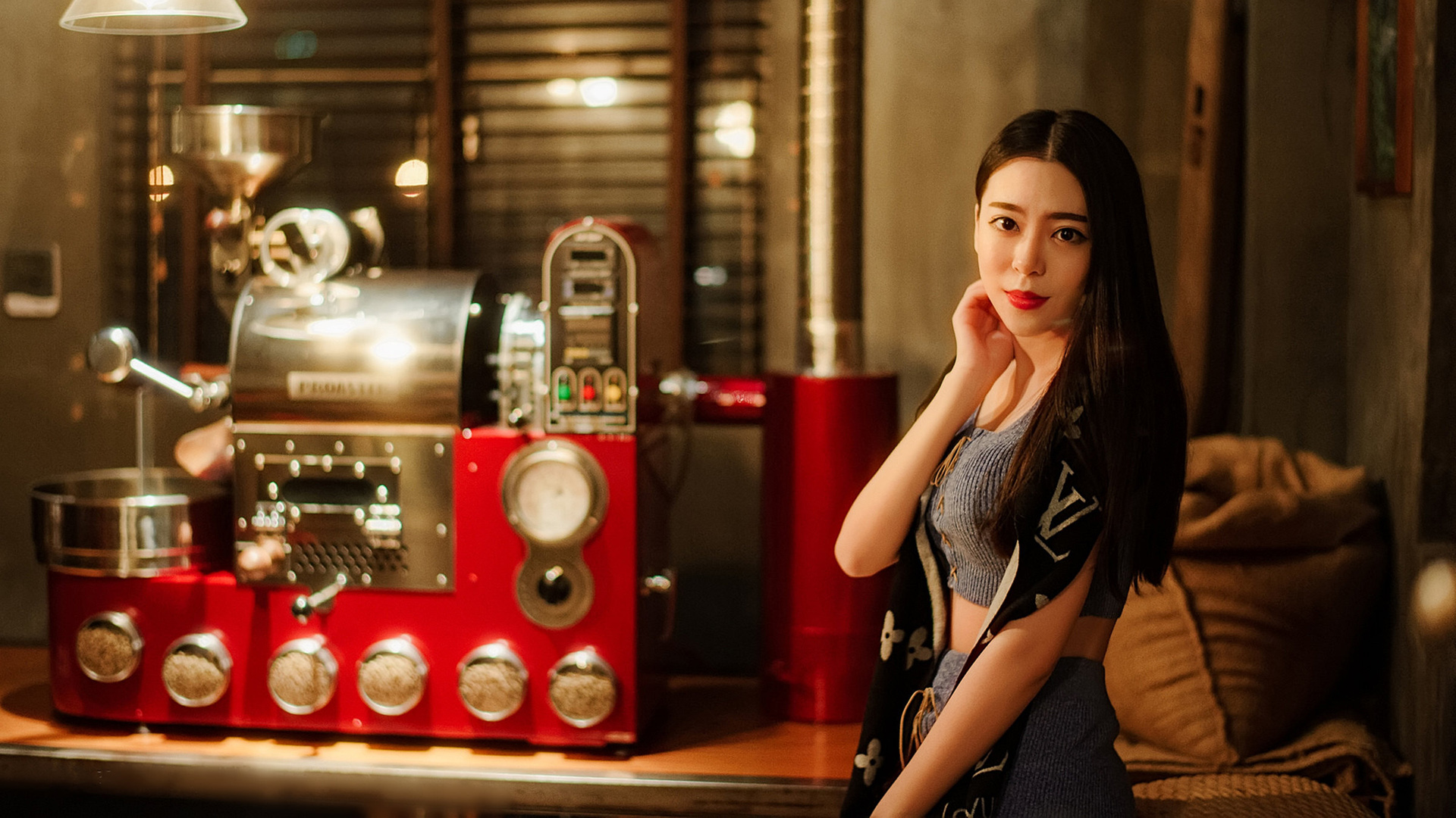 室内人像长发美女，精选桌面壁纸，免费电脑壁纸下载