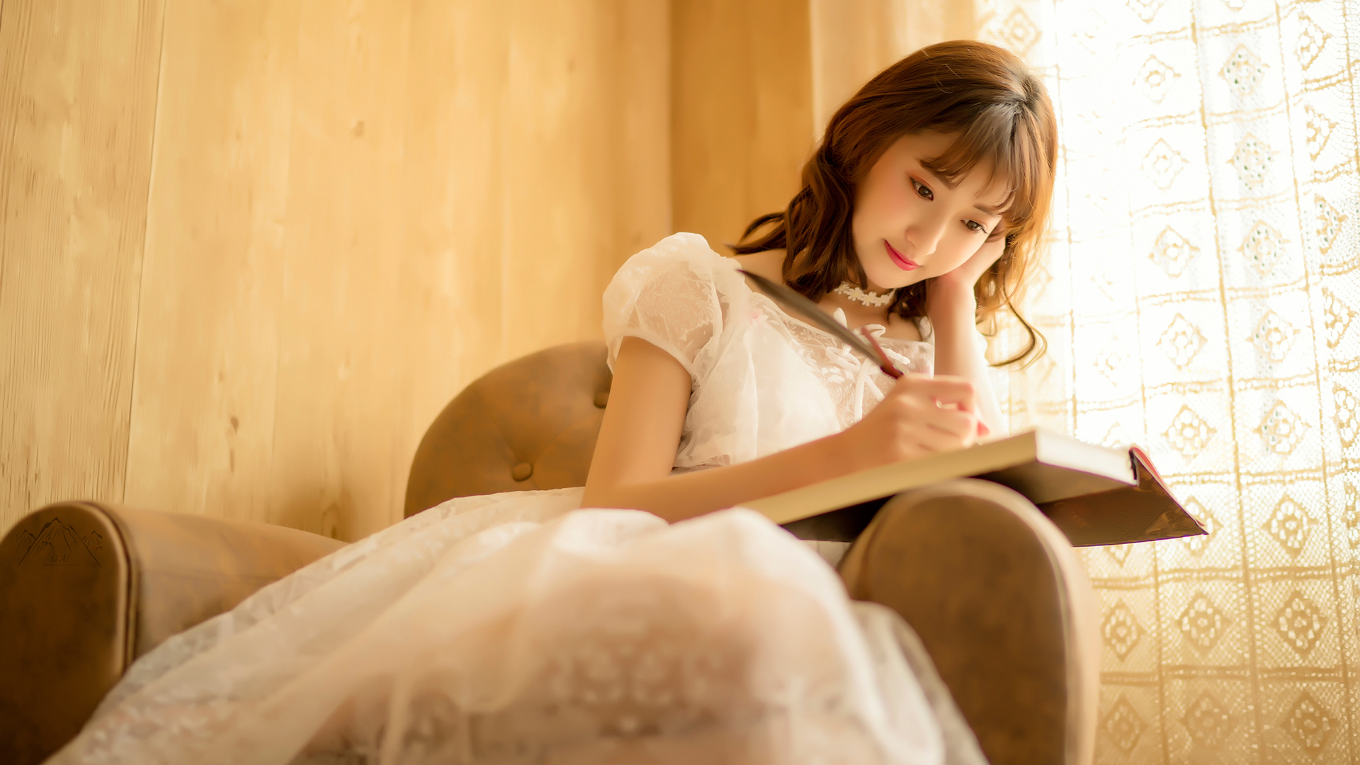 清纯美女高清壁纸下载，认真写字的魅力瞬间，免费电脑壁纸精选