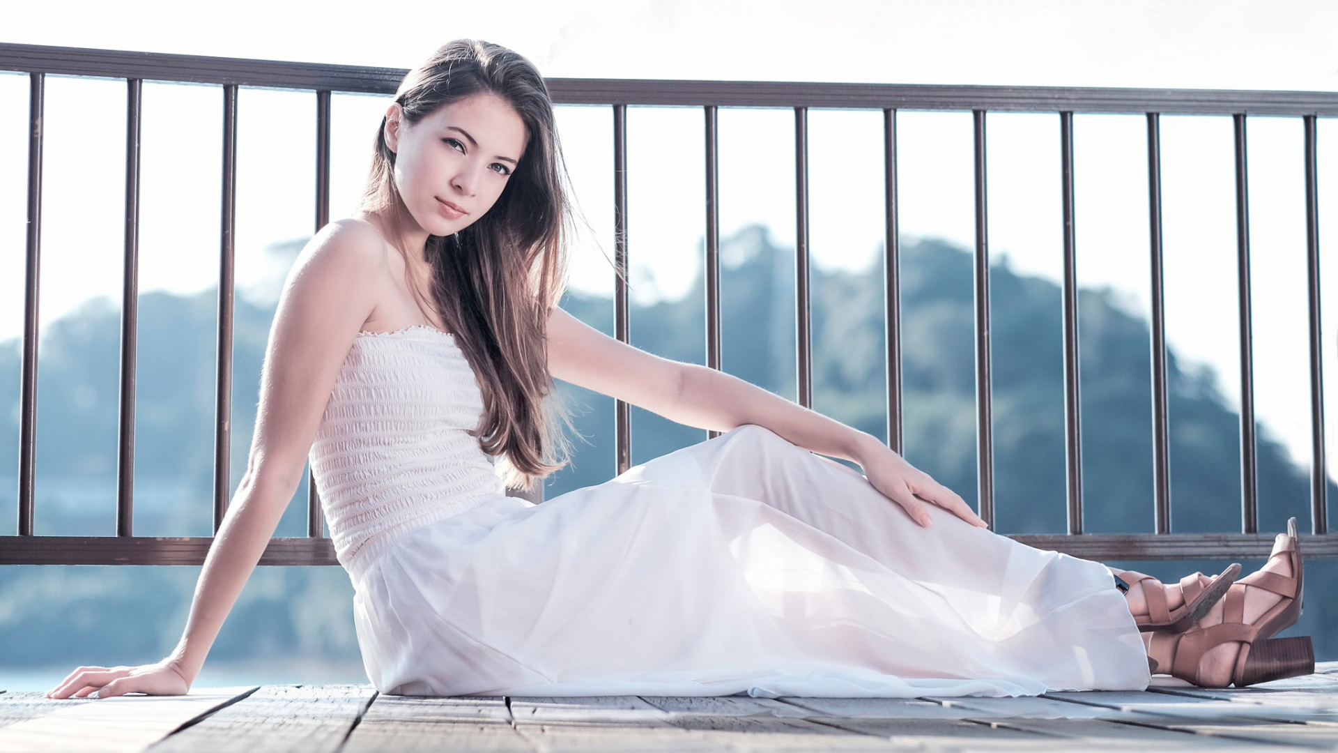 美丽长发女孩，清纯白裙，养眼美女壁纸，免费电脑壁纸下载