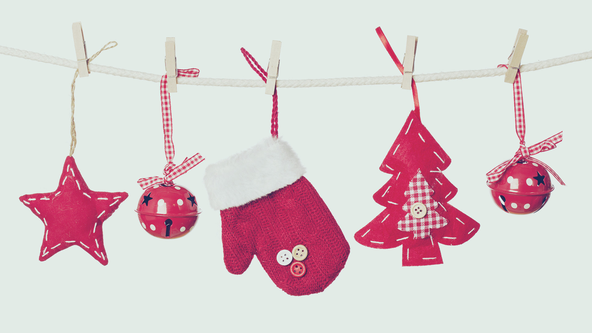 Merry Christmas壁纸，唯美圣诞树、铃铛与手套，文艺节日氛围电脑壁纸免费下载