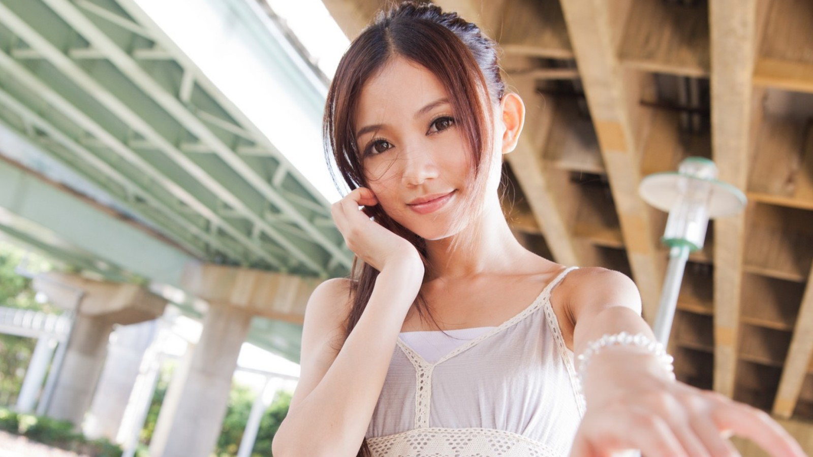 免费下载美女壁纸，留住你的灿烂笑脸，爱微笑的美图集锦！