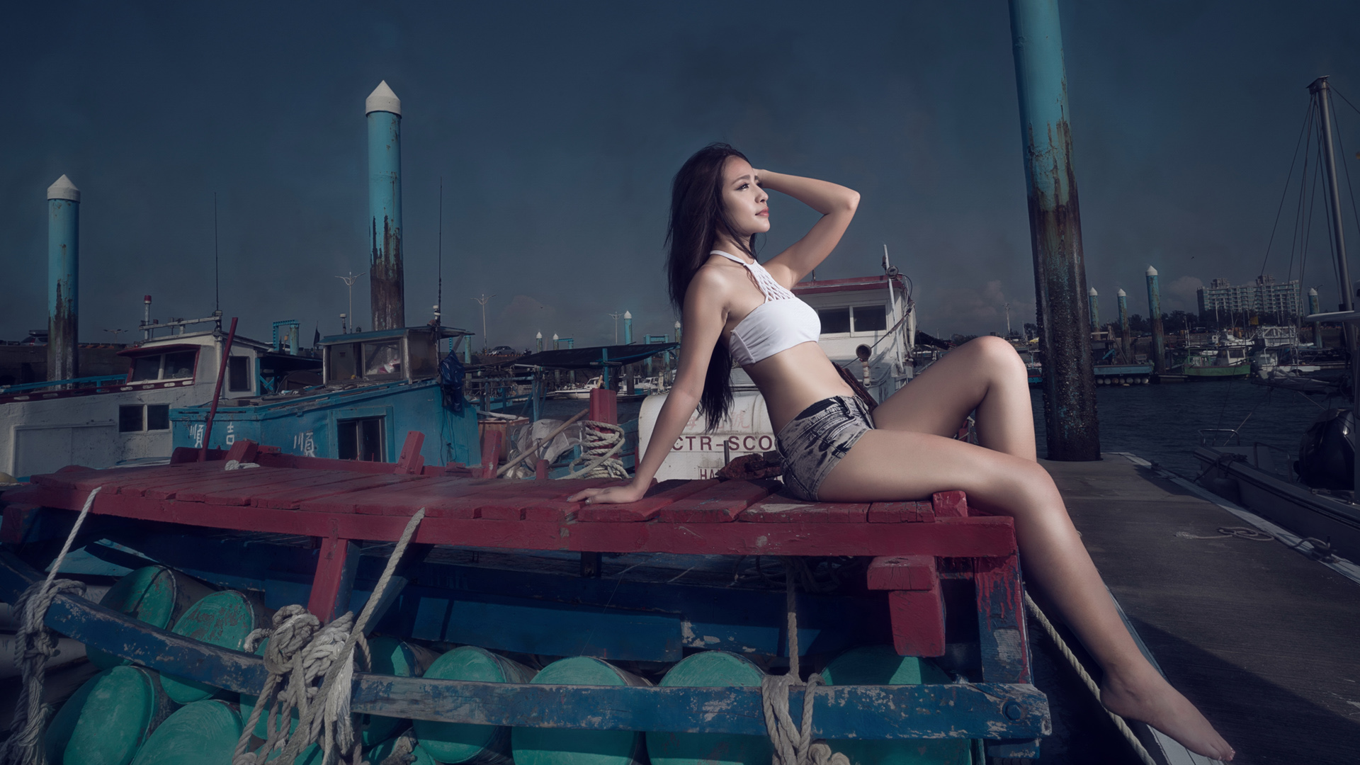 夜晚游艇码头长腿性感美女桌面壁纸