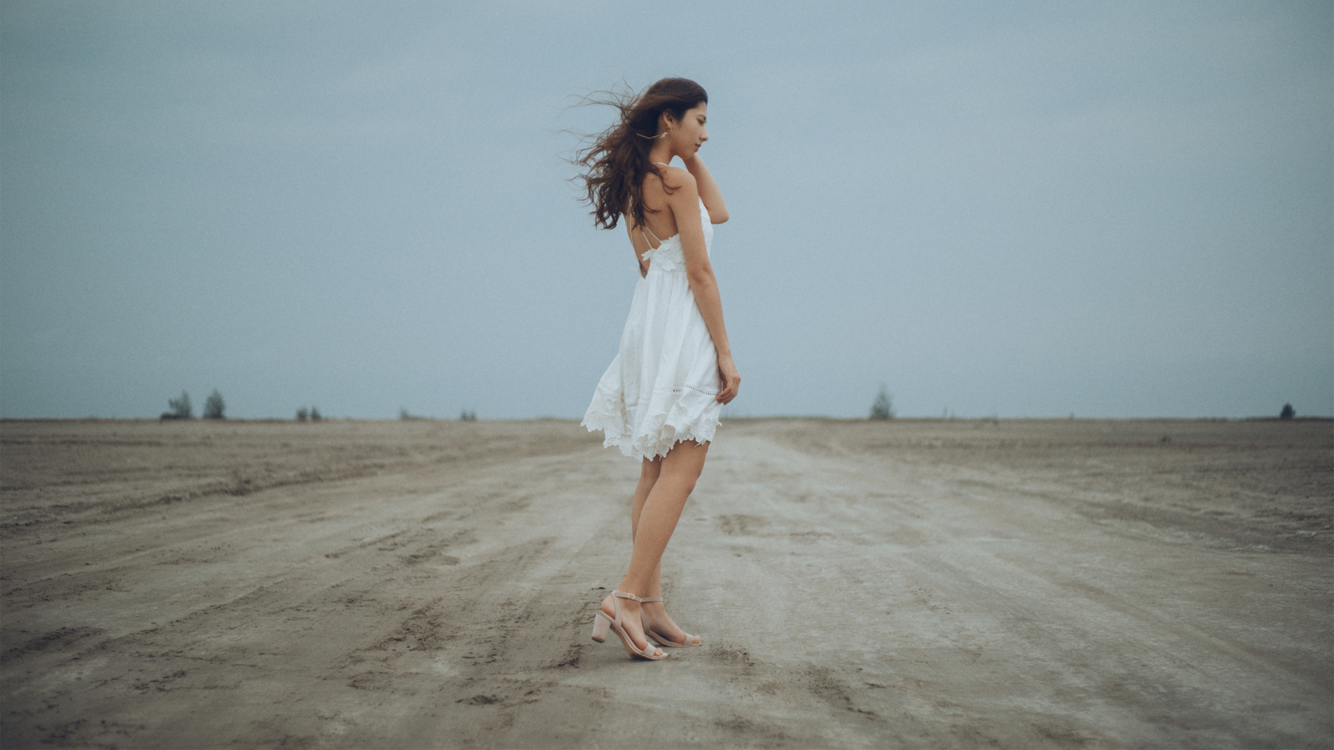 清新美女壁纸大赏，养眼好身材，白色裙子美女电脑壁纸免费下载