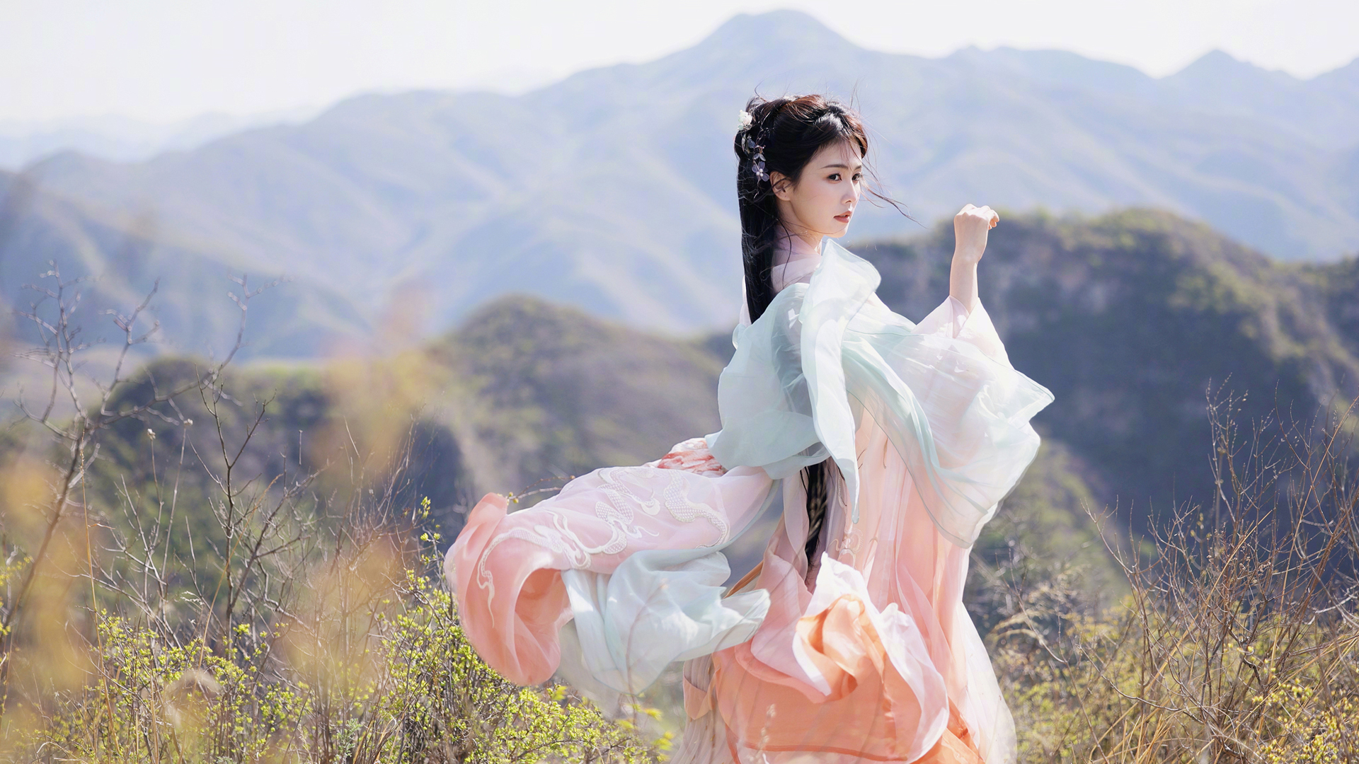 大山白鹿间的古风美女，精选桌面壁纸背景，免费下载电脑美图