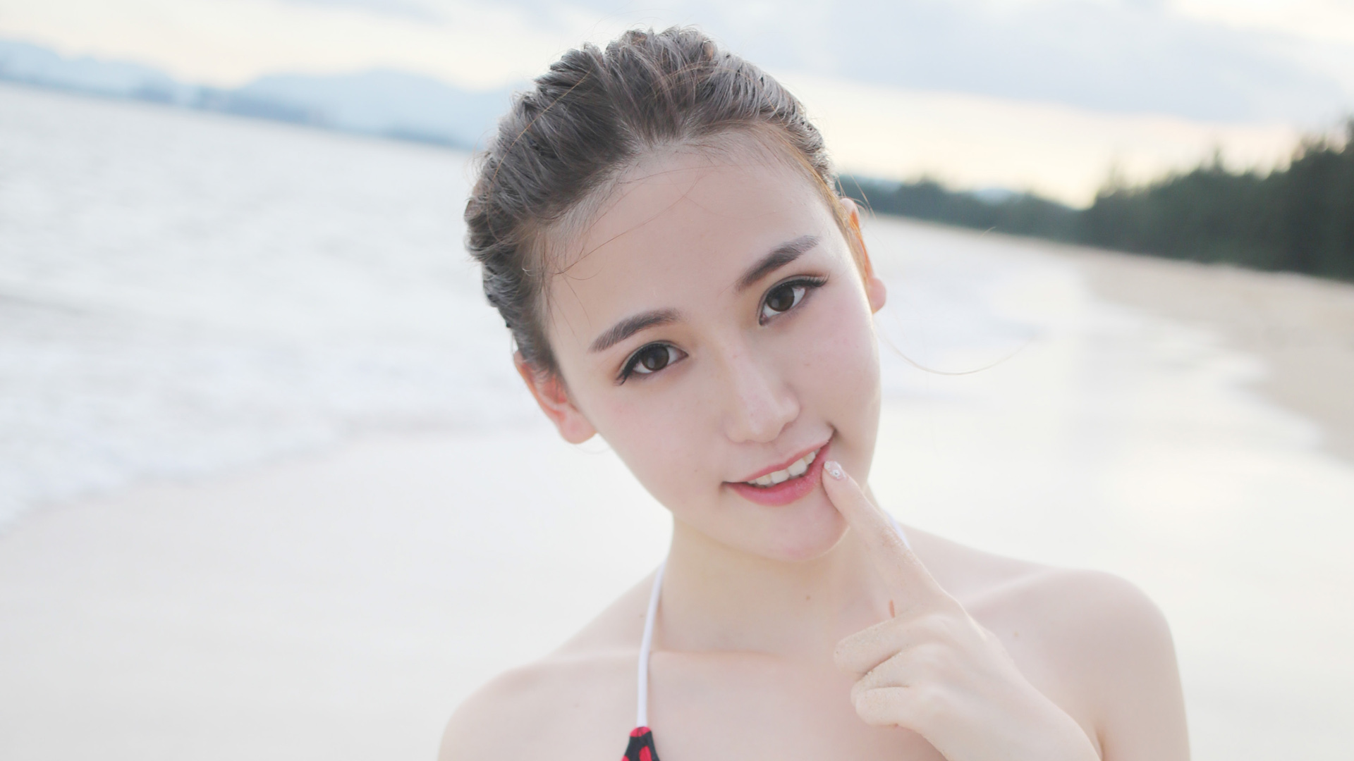 海边比基尼美女与可爱熊BOBO电脑壁纸，高清免费下载
